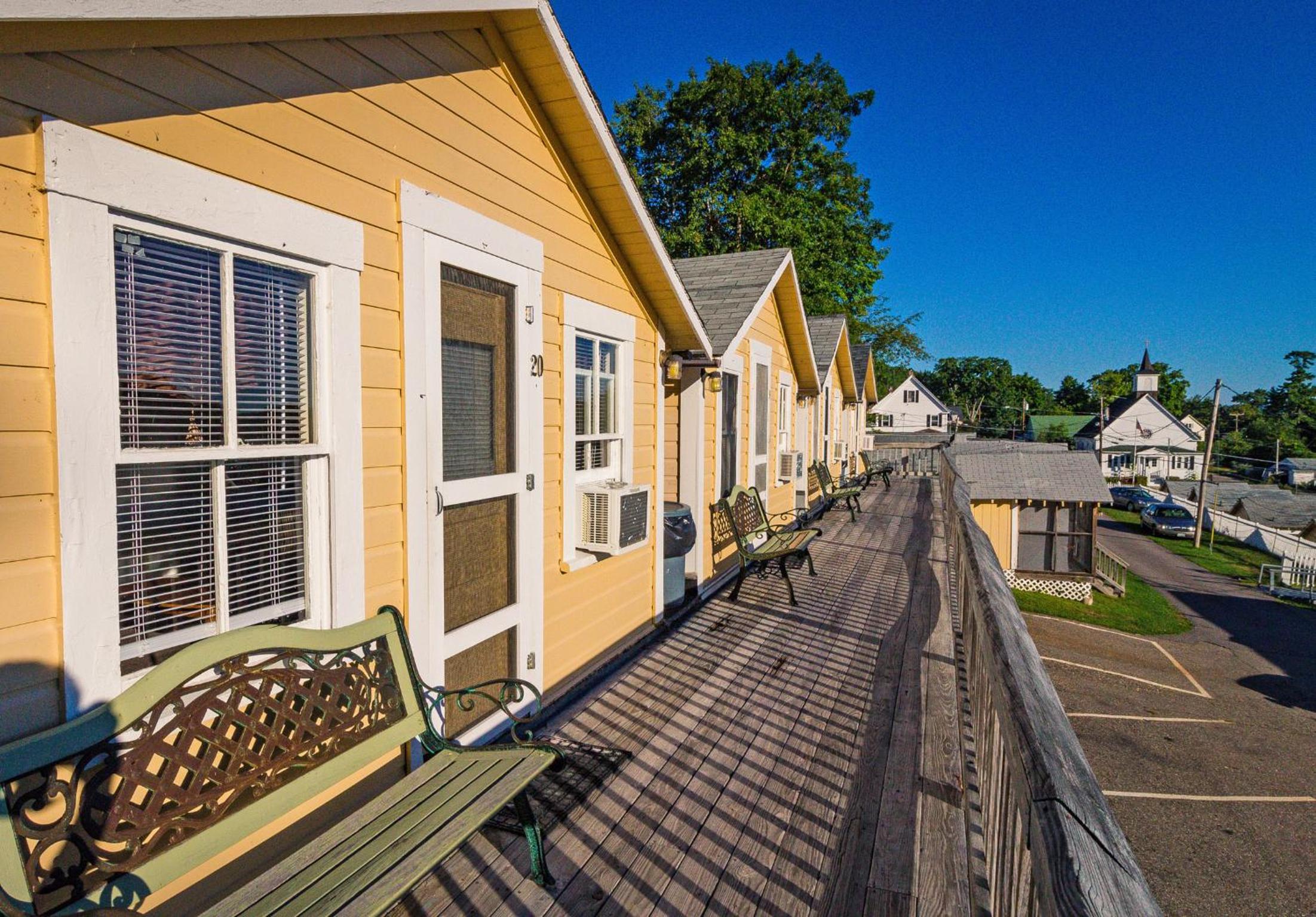 Half Moon Motel & Cottages