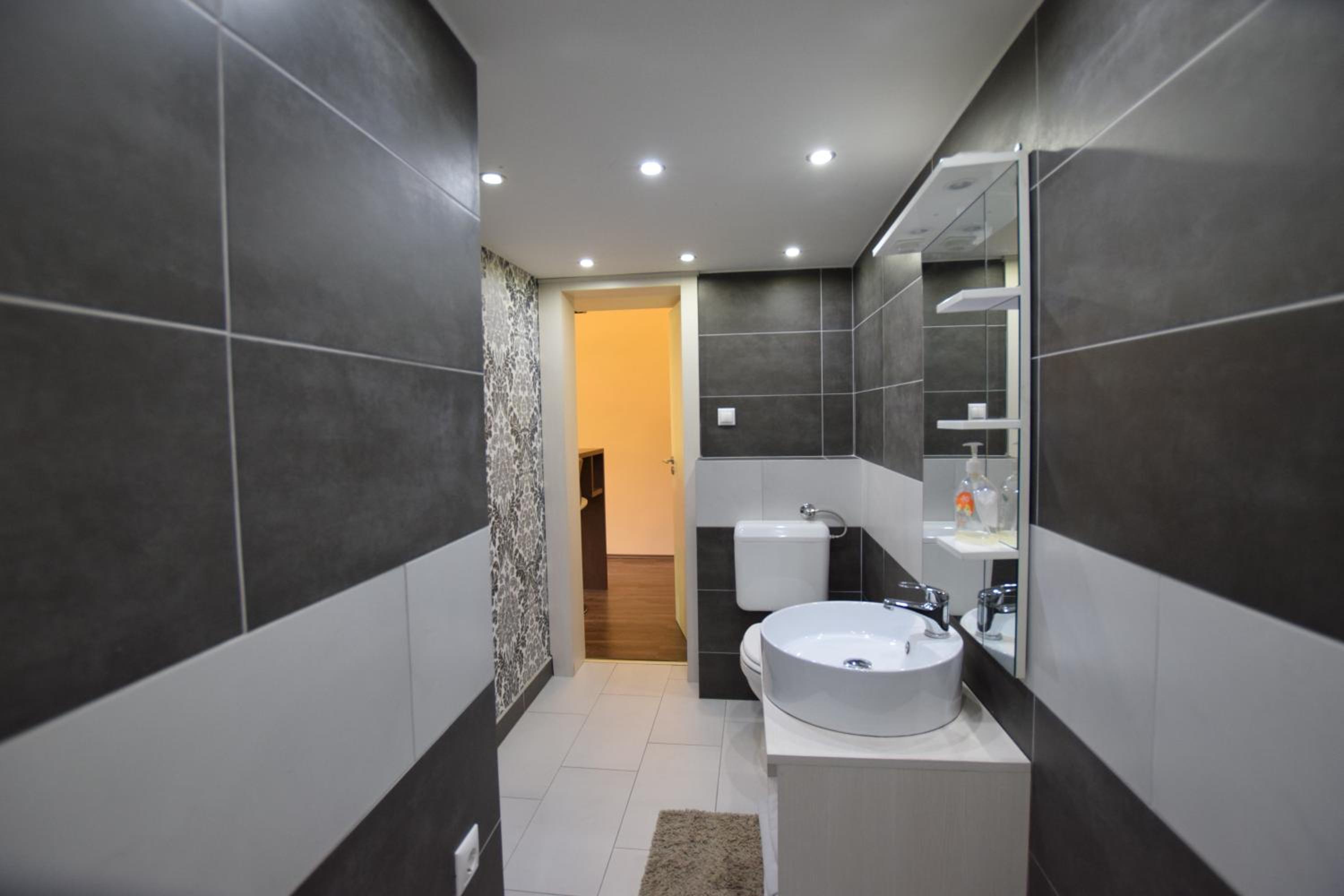 Standard Apartment by Hi5 - Fejer Gyorgy St view 4