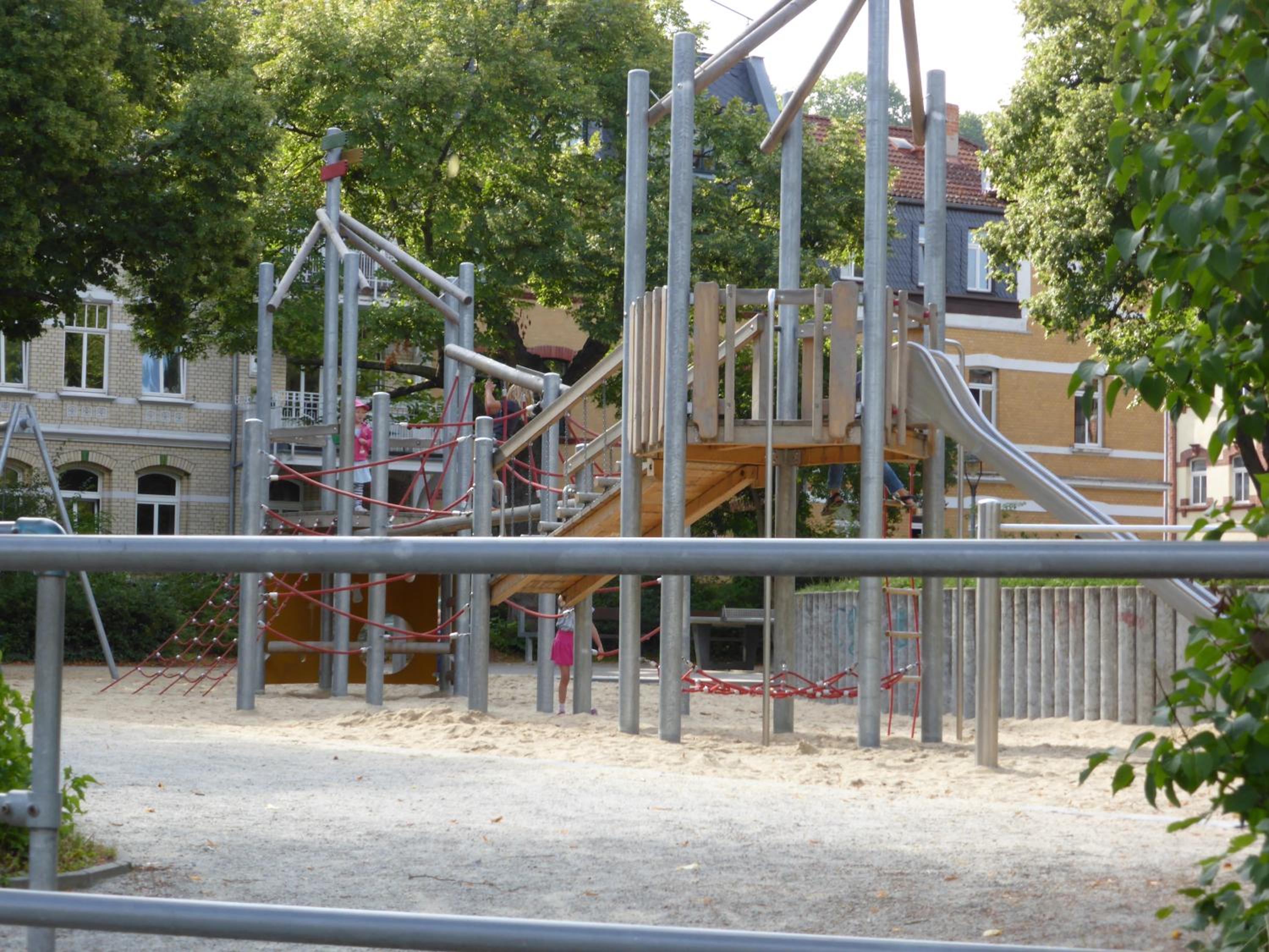 Ferienwohnung Friedrich Schiller, 2 Schlafzimmer, Balkon,kostenloses WiFi, nähe Zentrum,