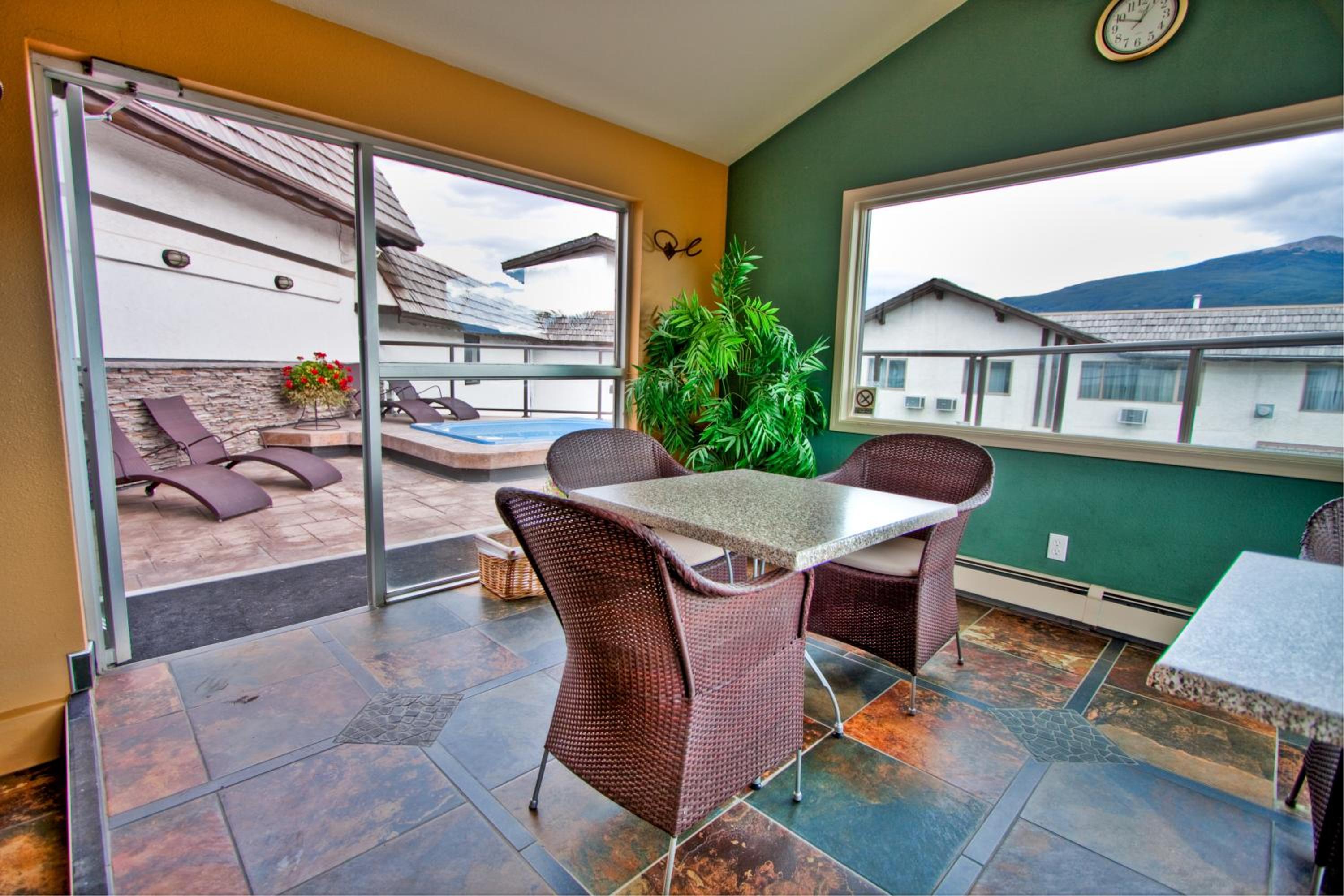 Jasper Vacations - Whistler's Inn - Property Image 7