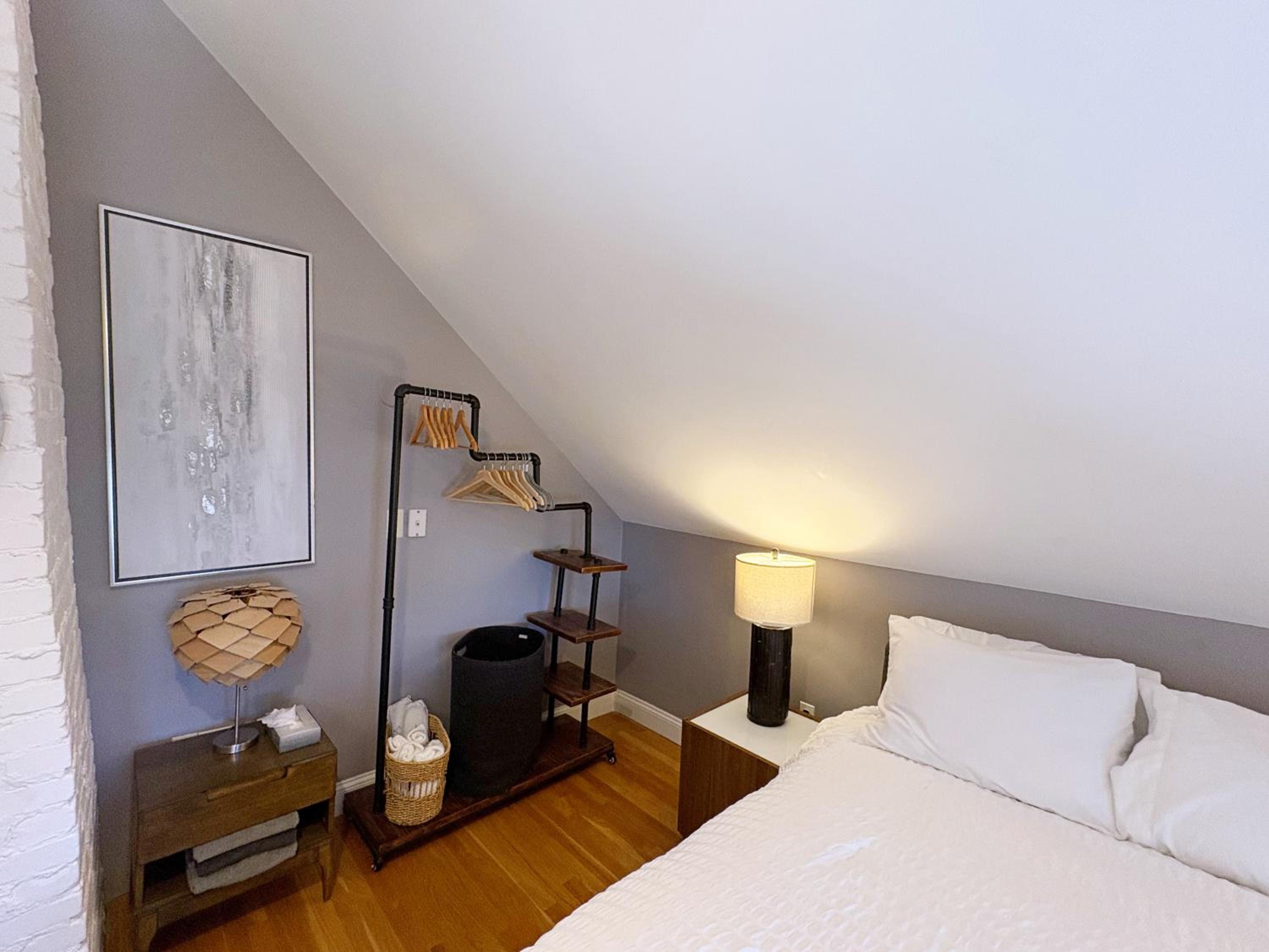 Top-floor, 2-Bedroom Balcony near Red Line, photo 15