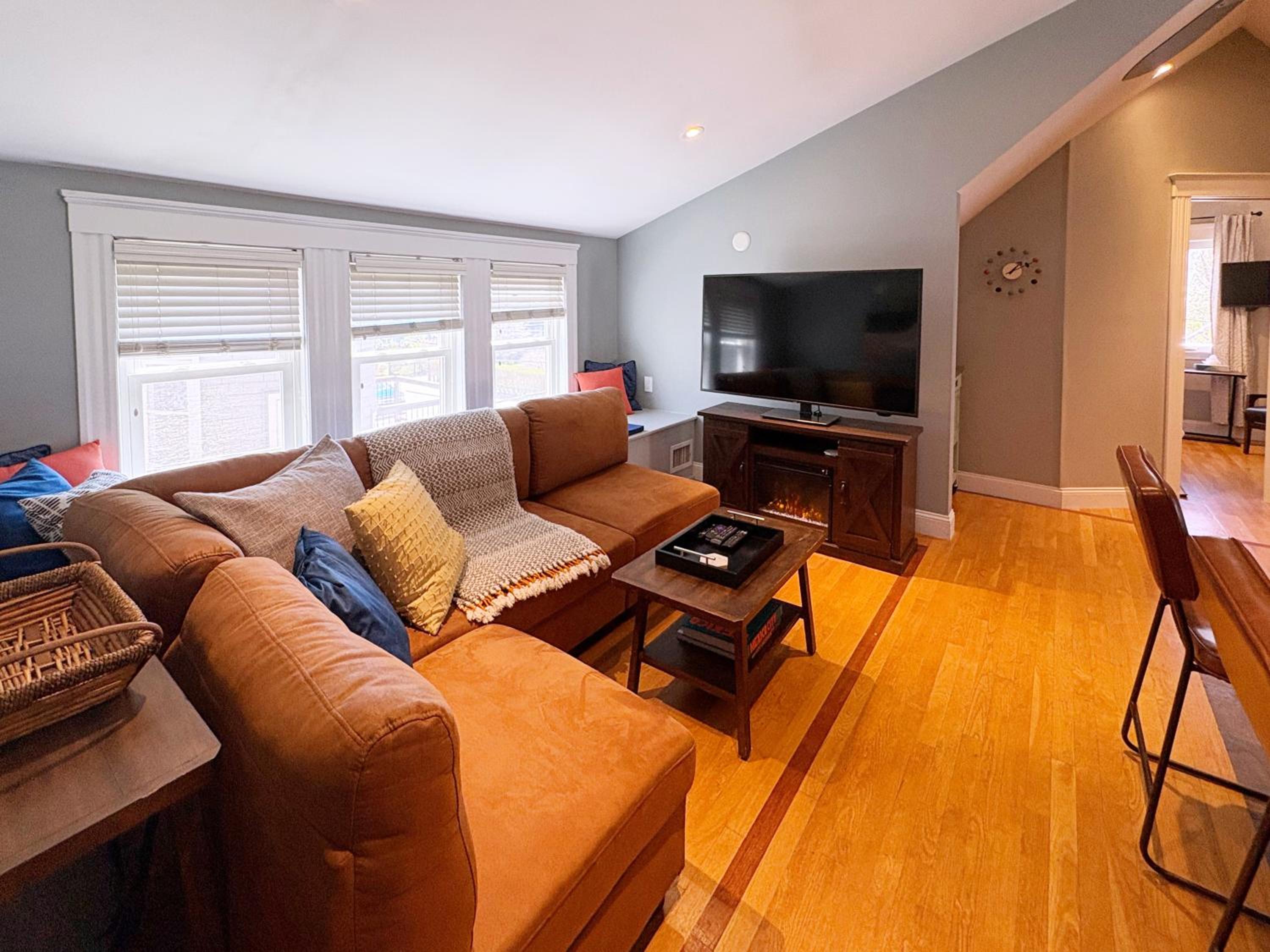 Top-floor, 2-Bedroom Balcony near Red Line