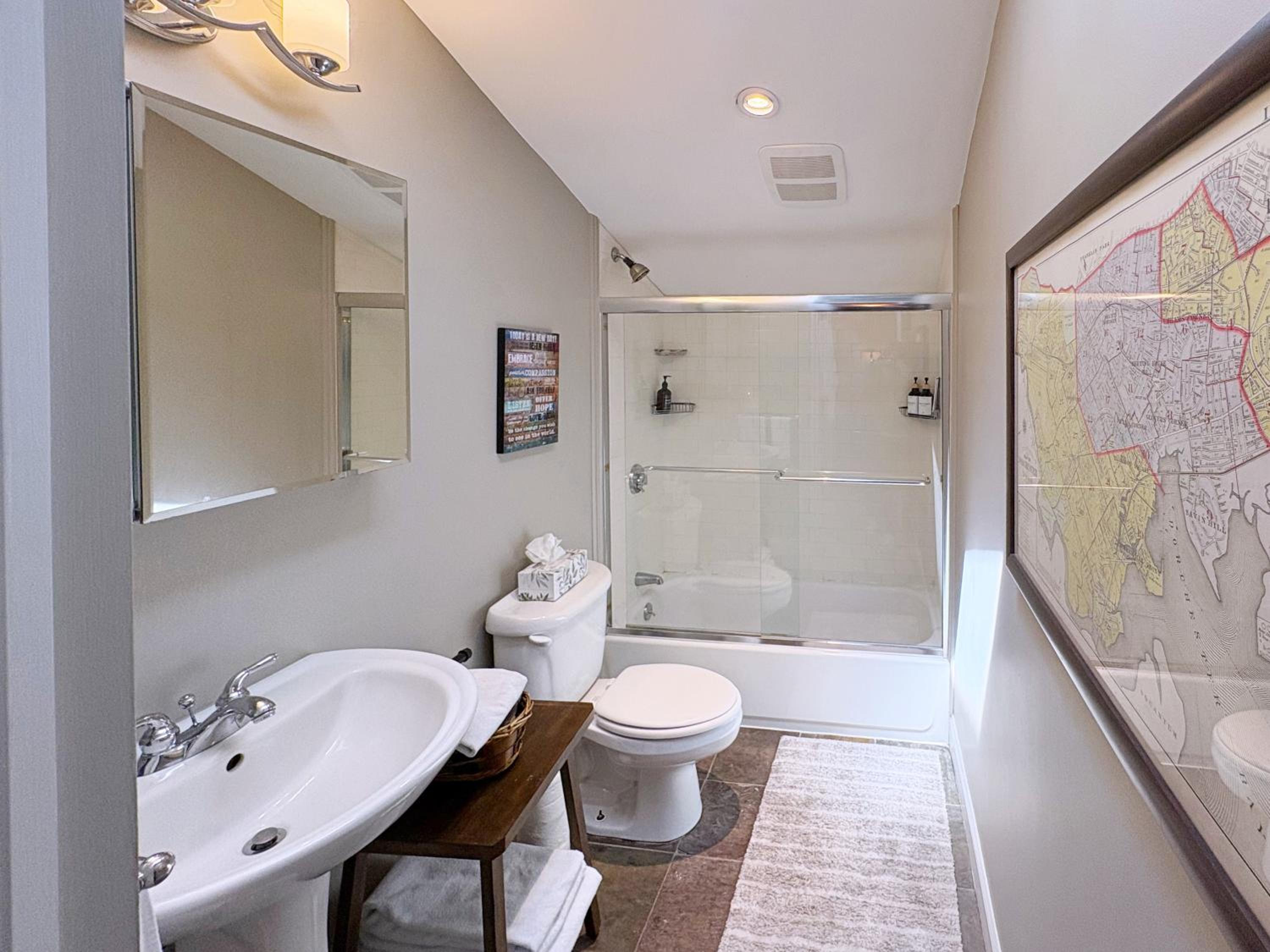 Top-floor, 2-Bedroom Balcony near Red Line, photo 22