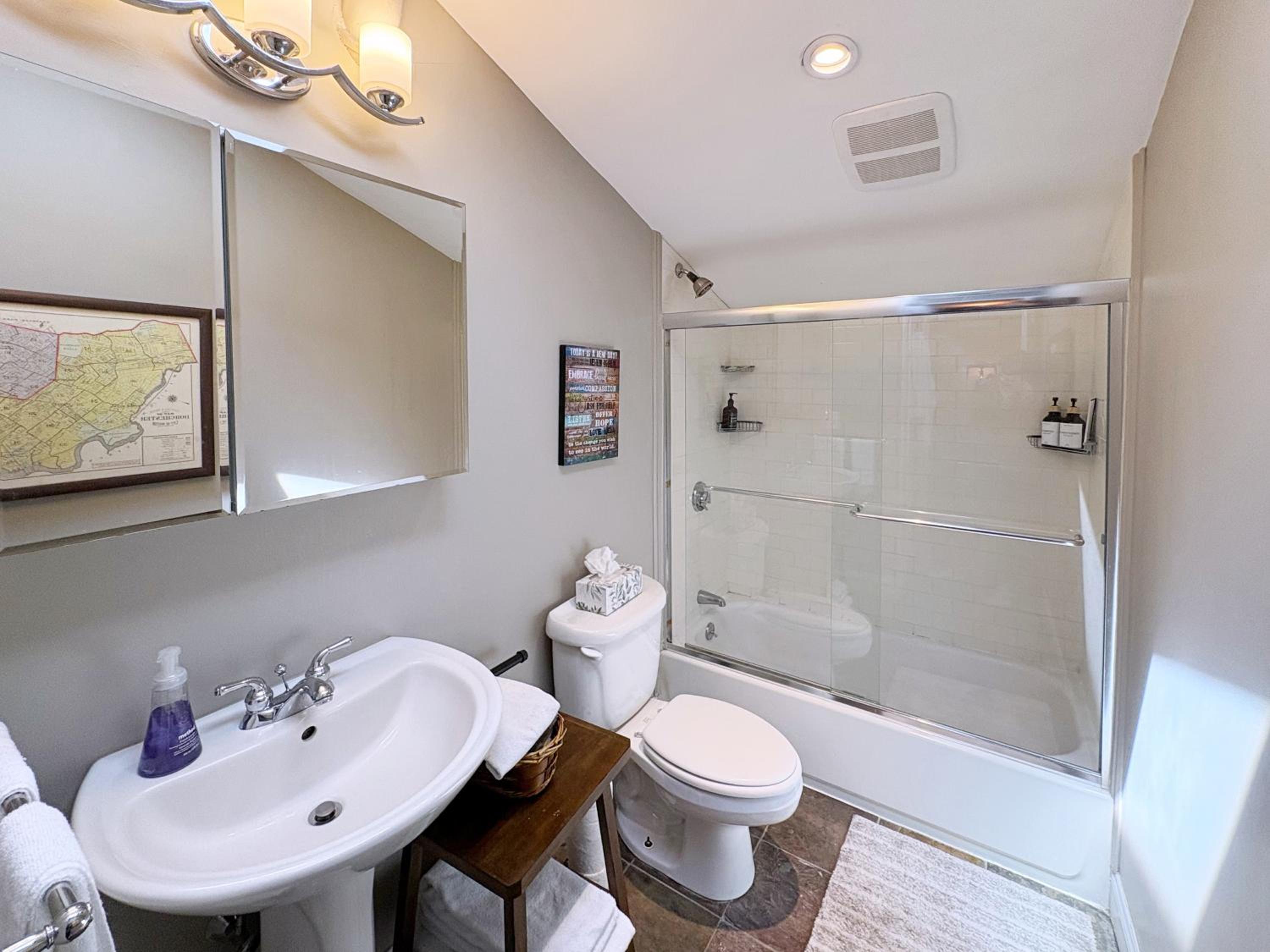 Top-floor, 2-Bedroom Balcony near Red Line, photo 23