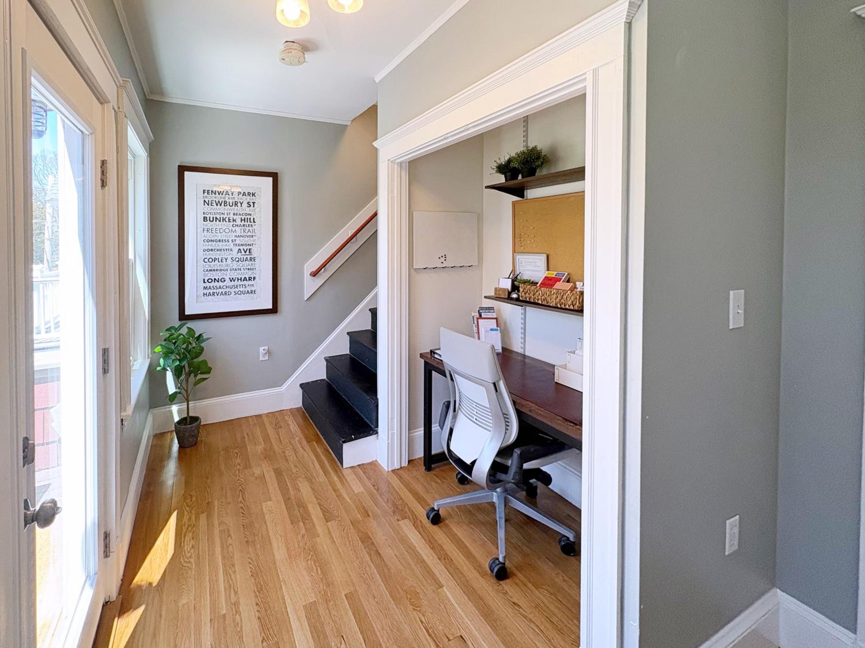 Top-floor, 2-Bedroom Balcony near Red Line, photo 9