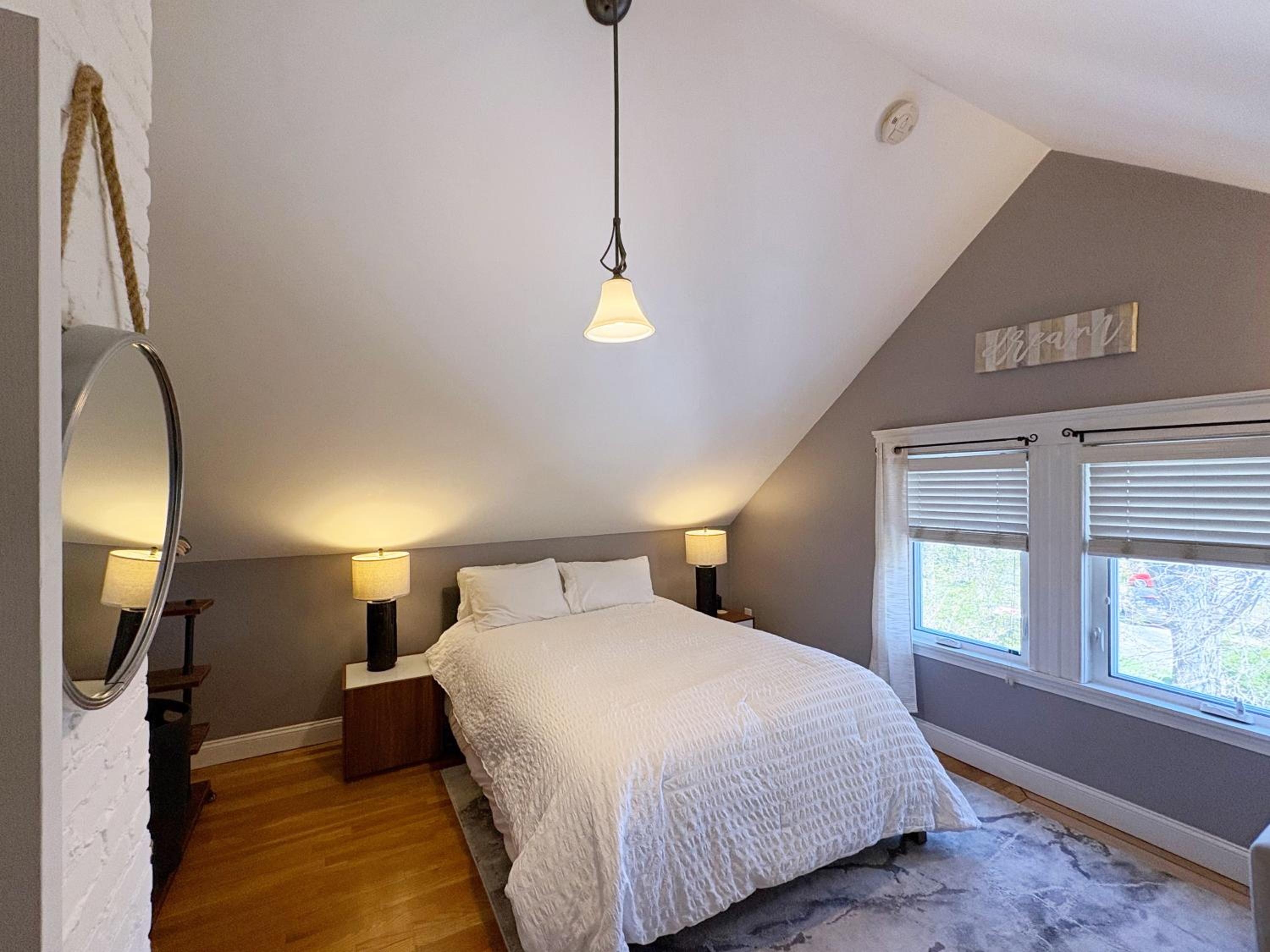 Top-floor, 2-Bedroom Balcony near Red Line, photo 11