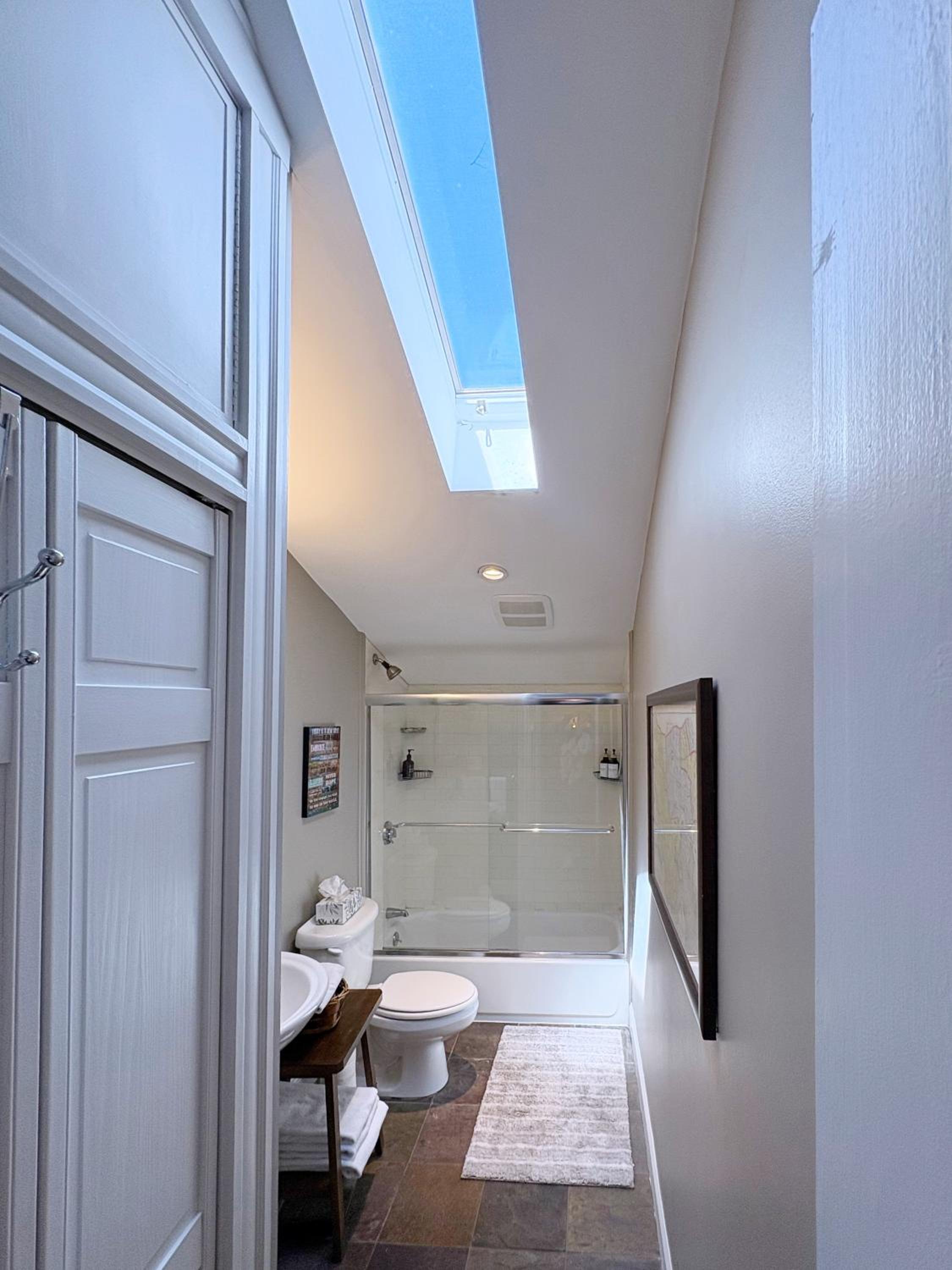 Top-floor, 2-Bedroom Balcony near Red Line, photo 21