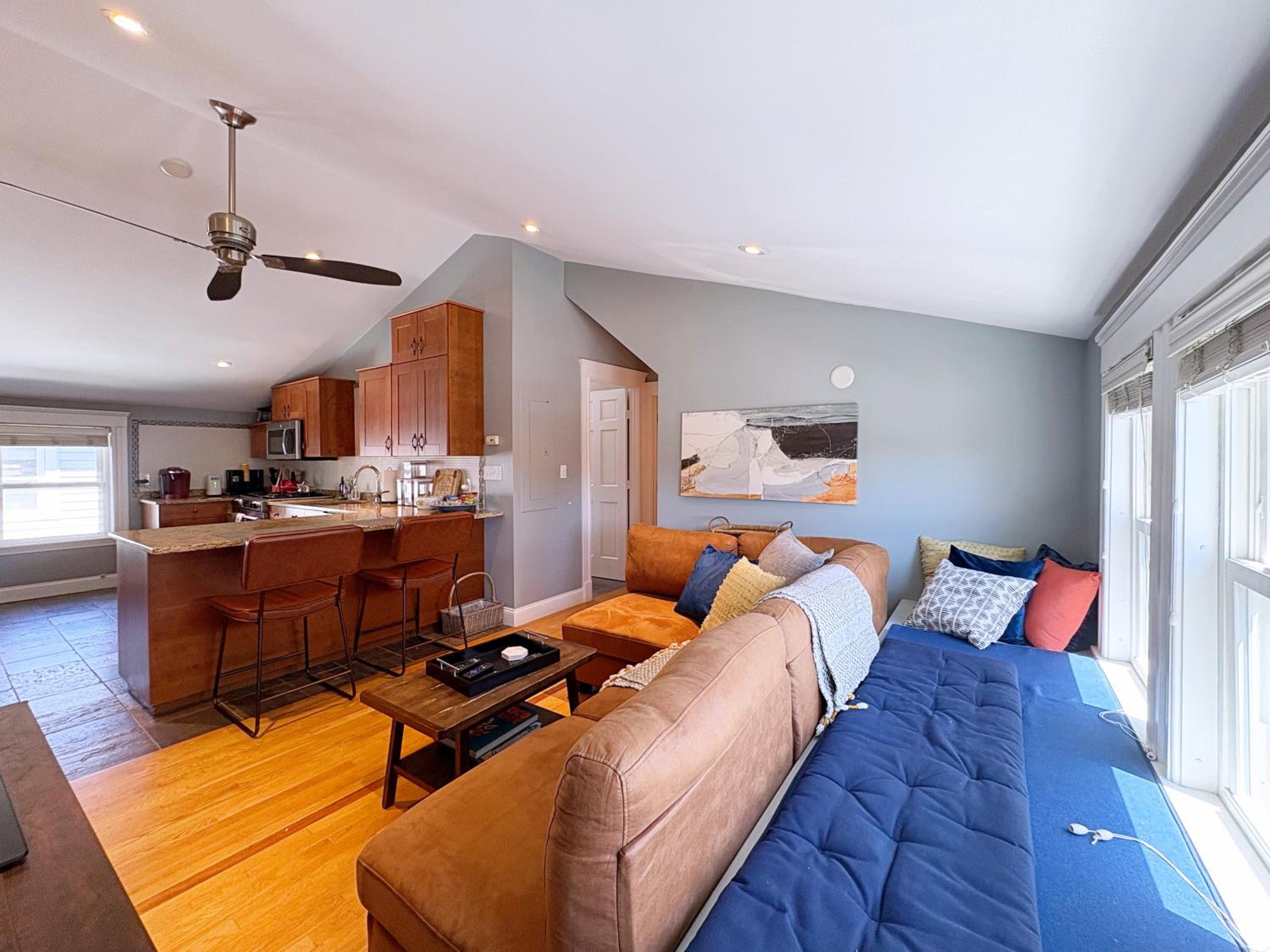Top-floor, 2-Bedroom Balcony near Red Line