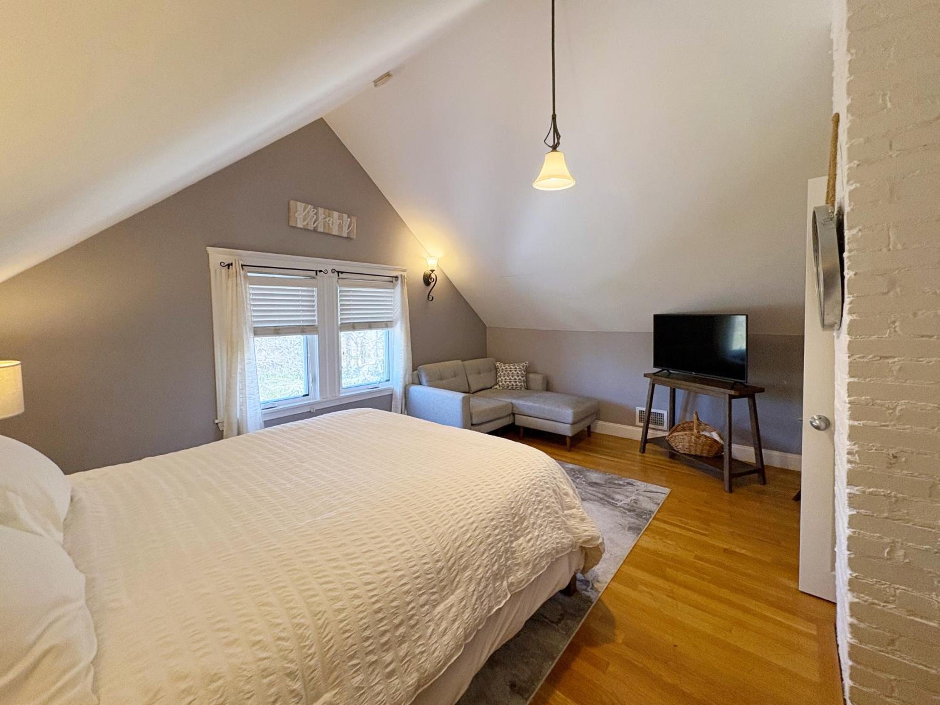 Top-floor, 2-Bedroom Balcony near Red Line, photo 12