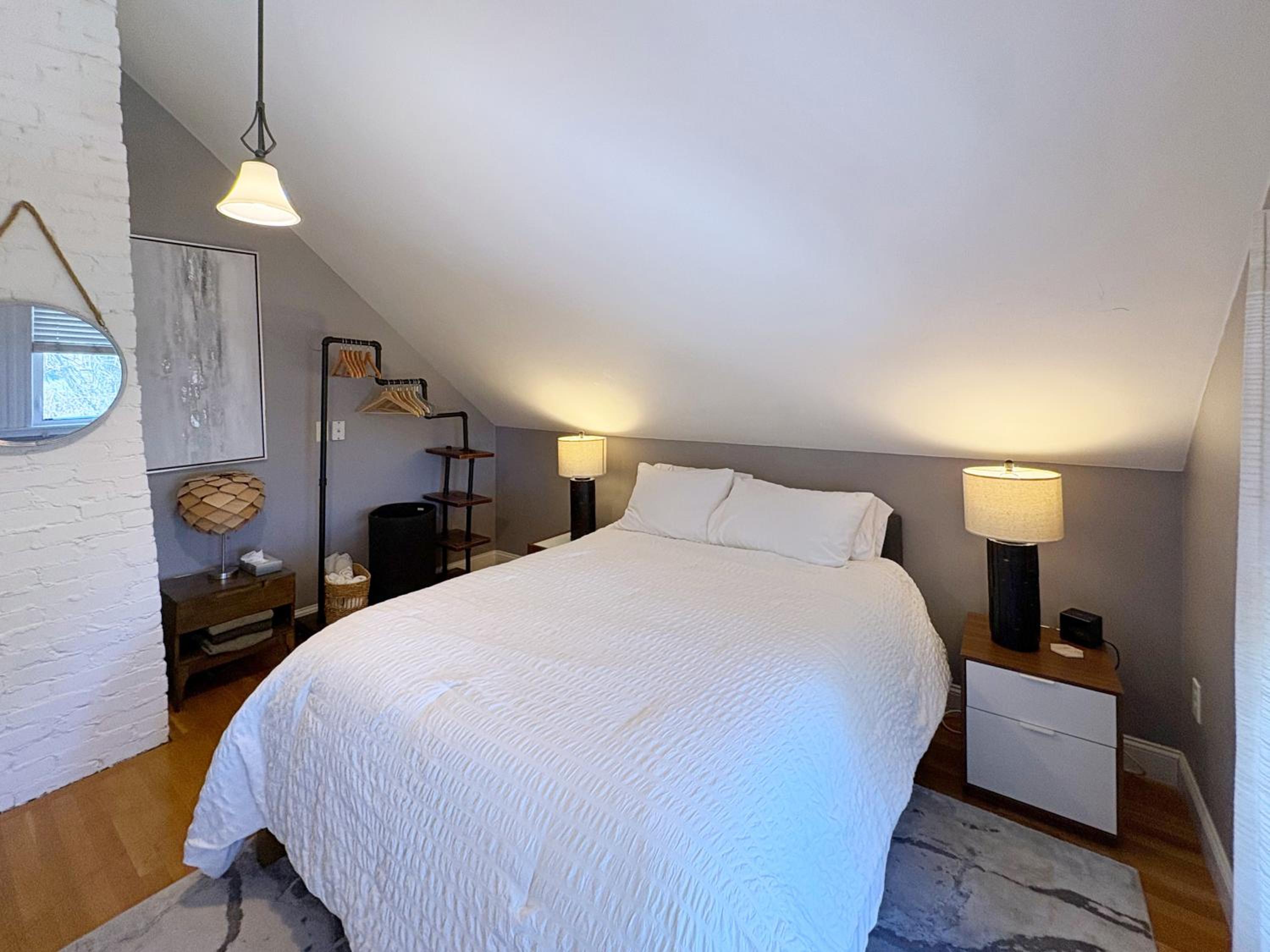 Top-floor, 2-Bedroom Balcony near Red Line, photo 14