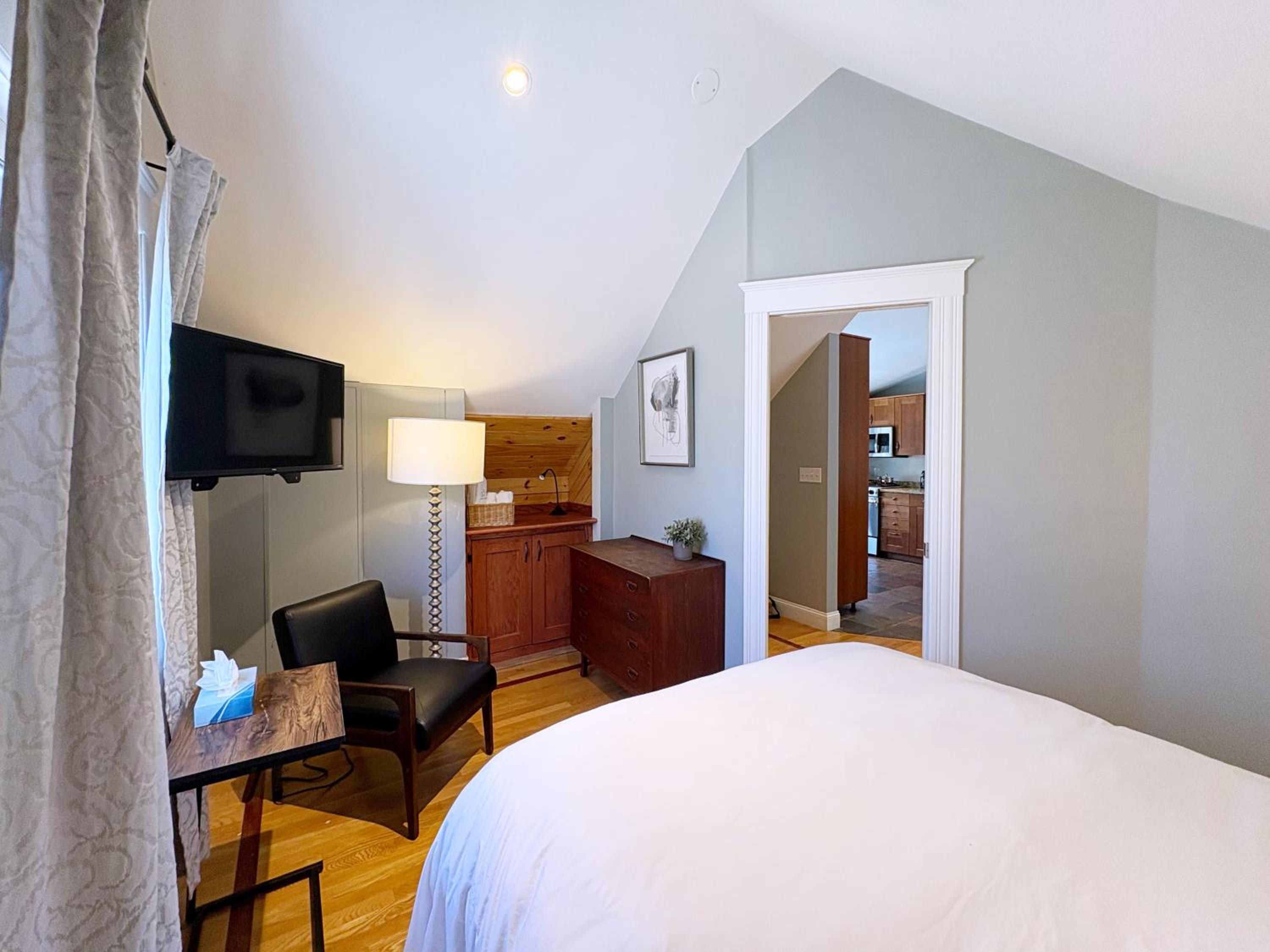 Top-floor, 2-Bedroom Balcony near Red Line, photo 17