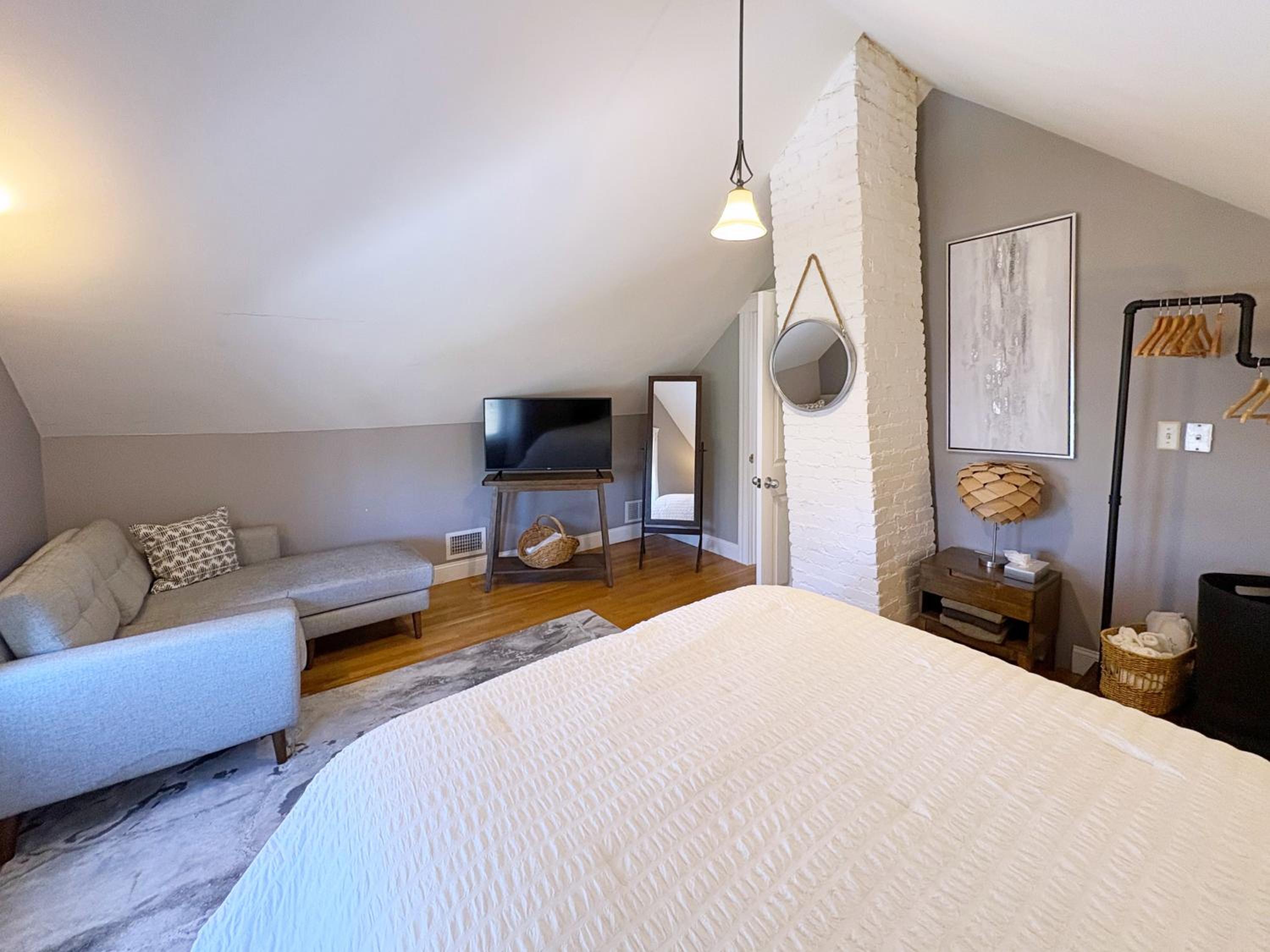 Top-floor, 2-Bedroom Balcony near Red Line, photo 10
