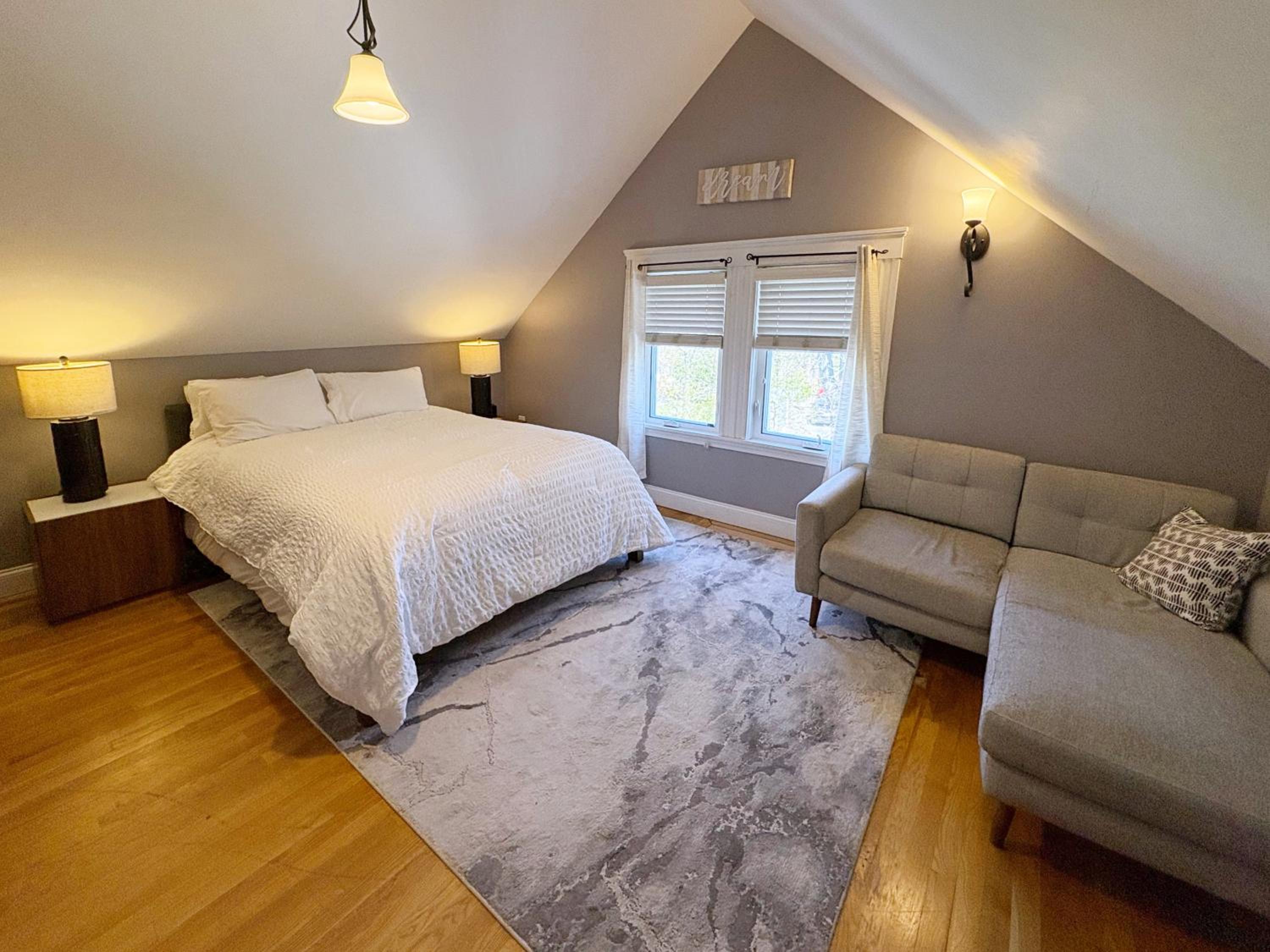 Top-floor, 2-Bedroom Balcony near Red Line, photo 13