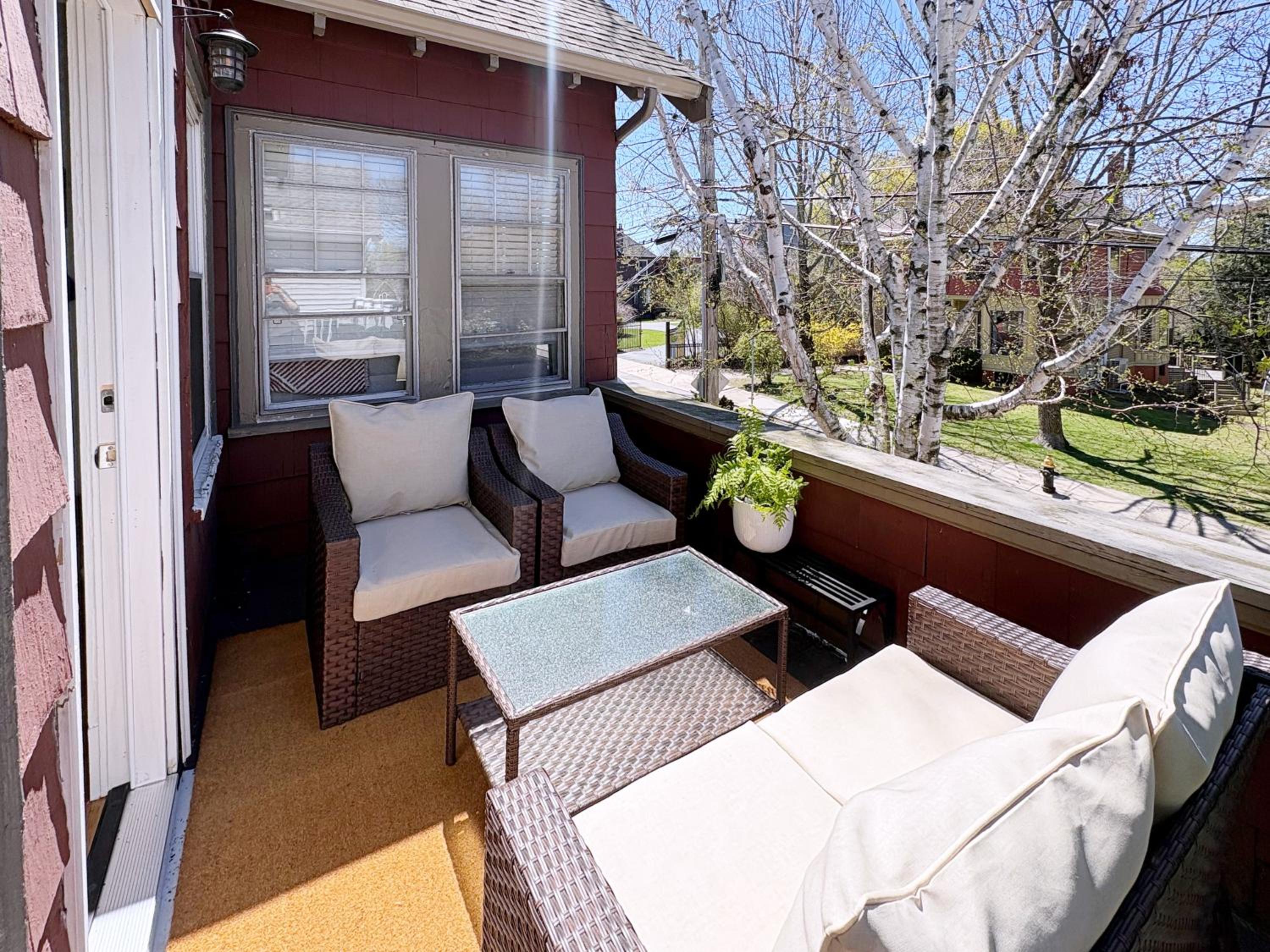 Top-floor, 2-Bedroom Balcony near Red Line photo 5