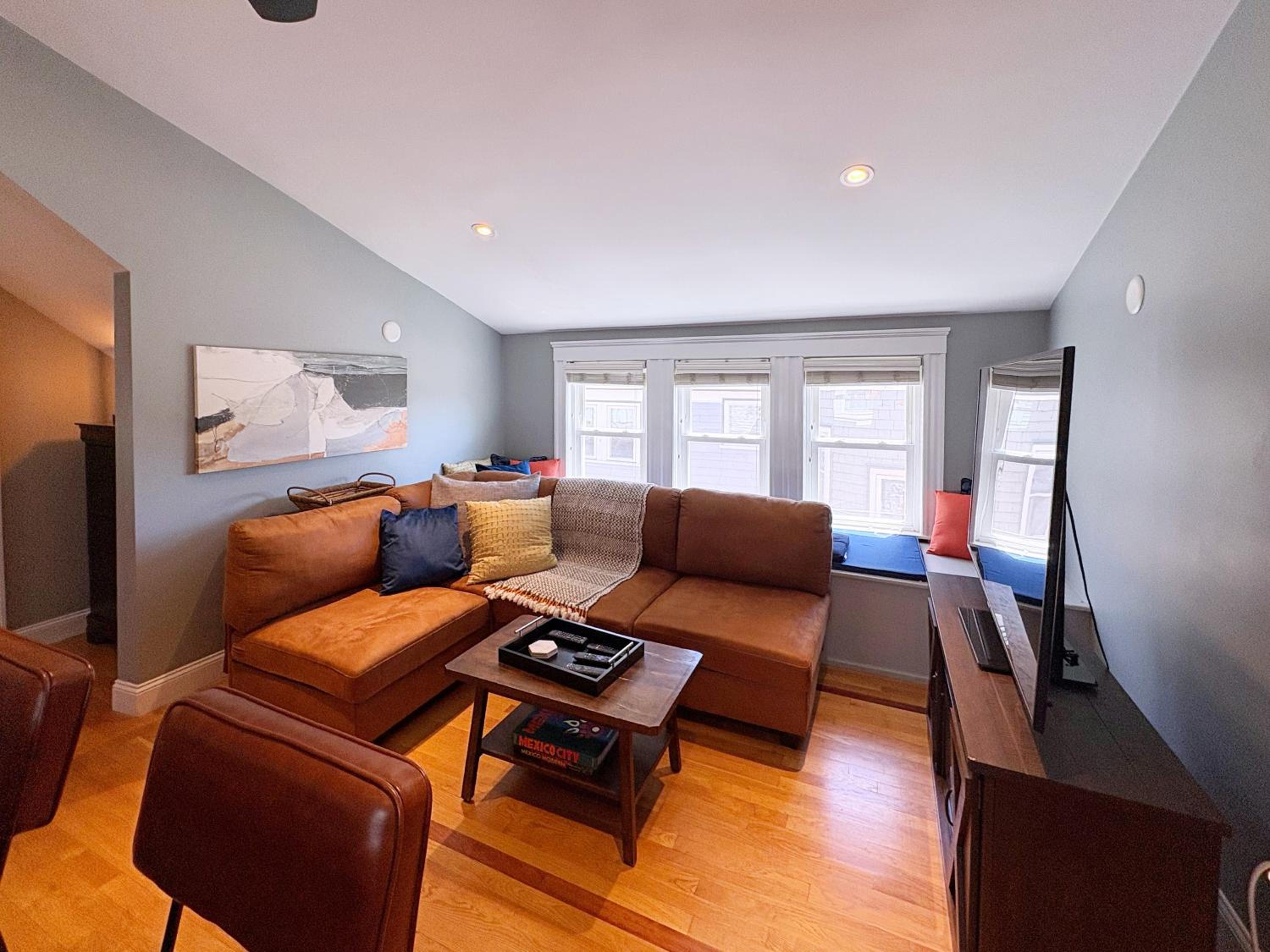 Top-floor, 2-Bedroom Balcony near Red Line, photo 26