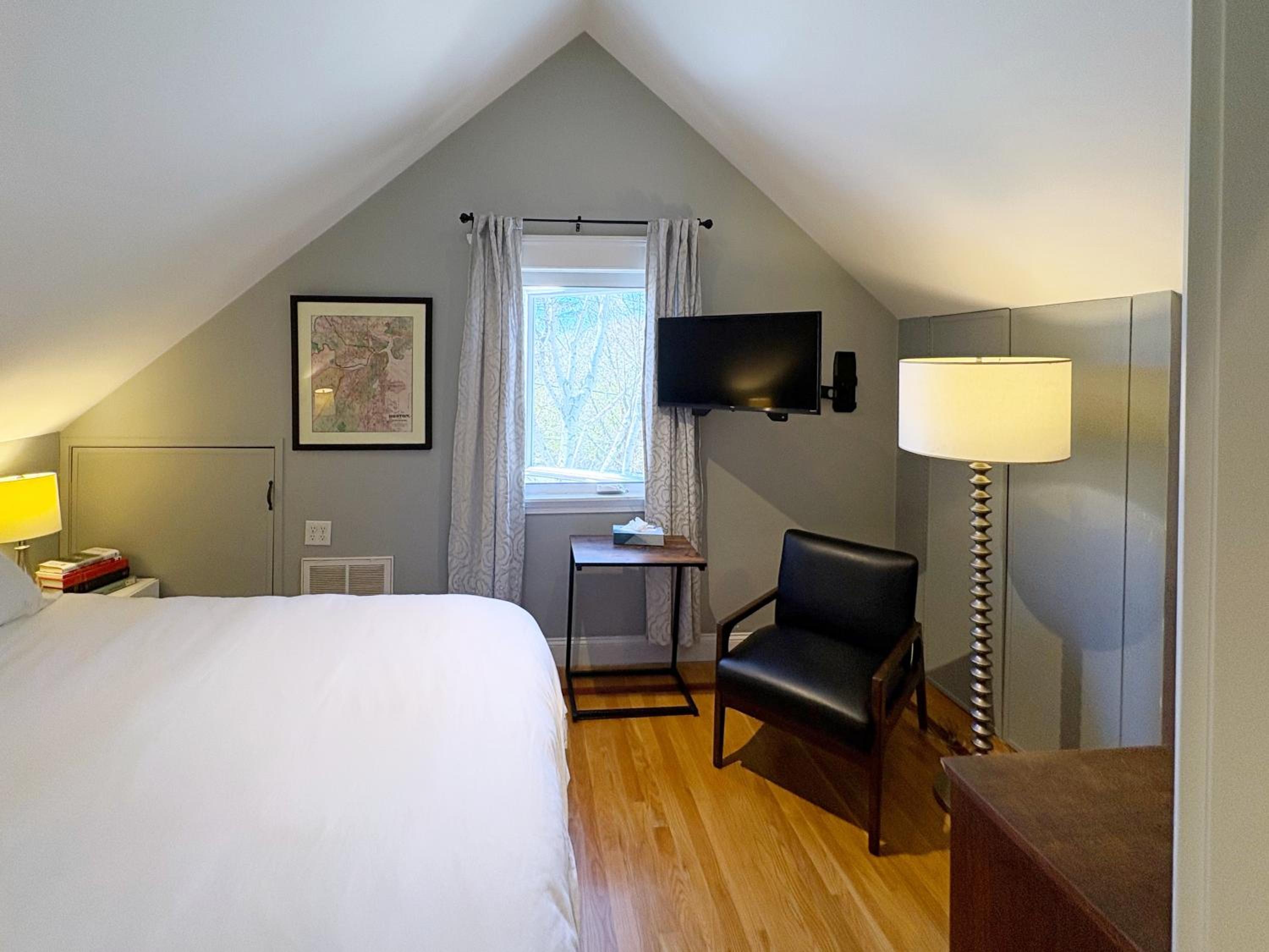 Top-floor, 2-Bedroom Balcony near Red Line, photo 18