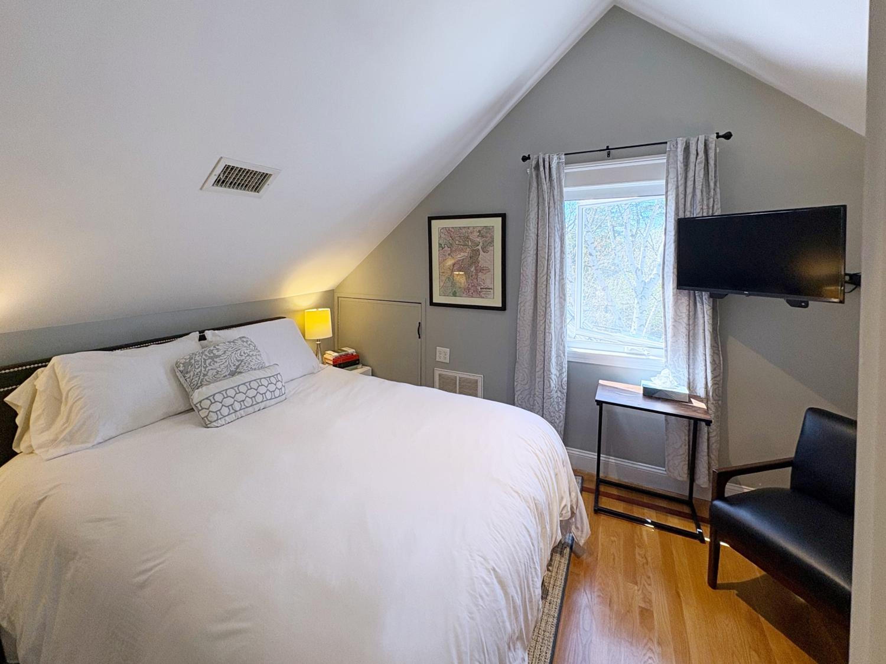 Top-floor, 2-Bedroom Balcony near Red Line, photo 20