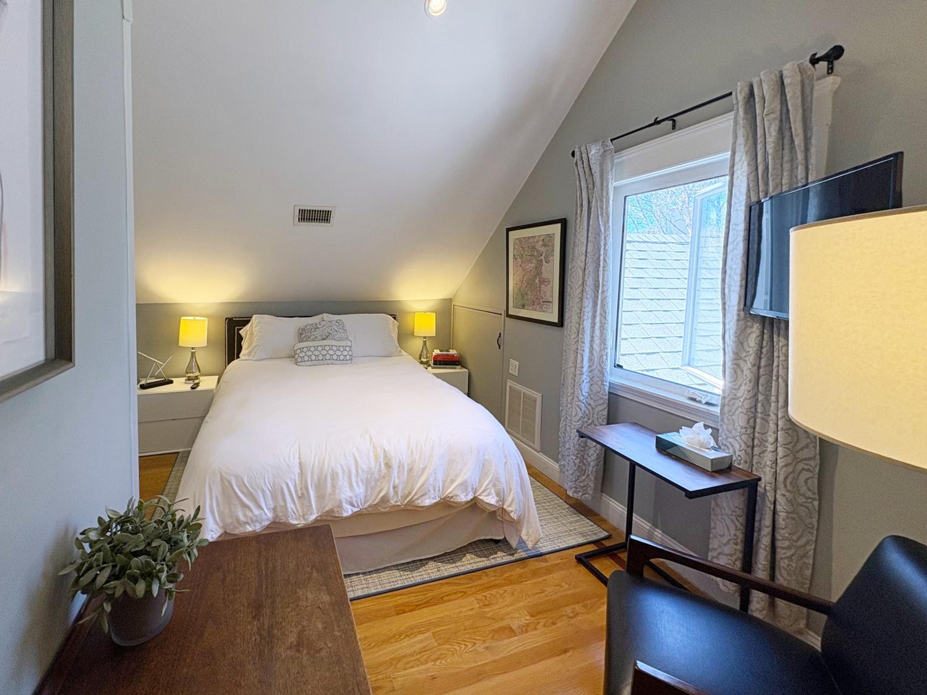 Top-floor, 2-Bedroom Balcony near Red Line photo 4