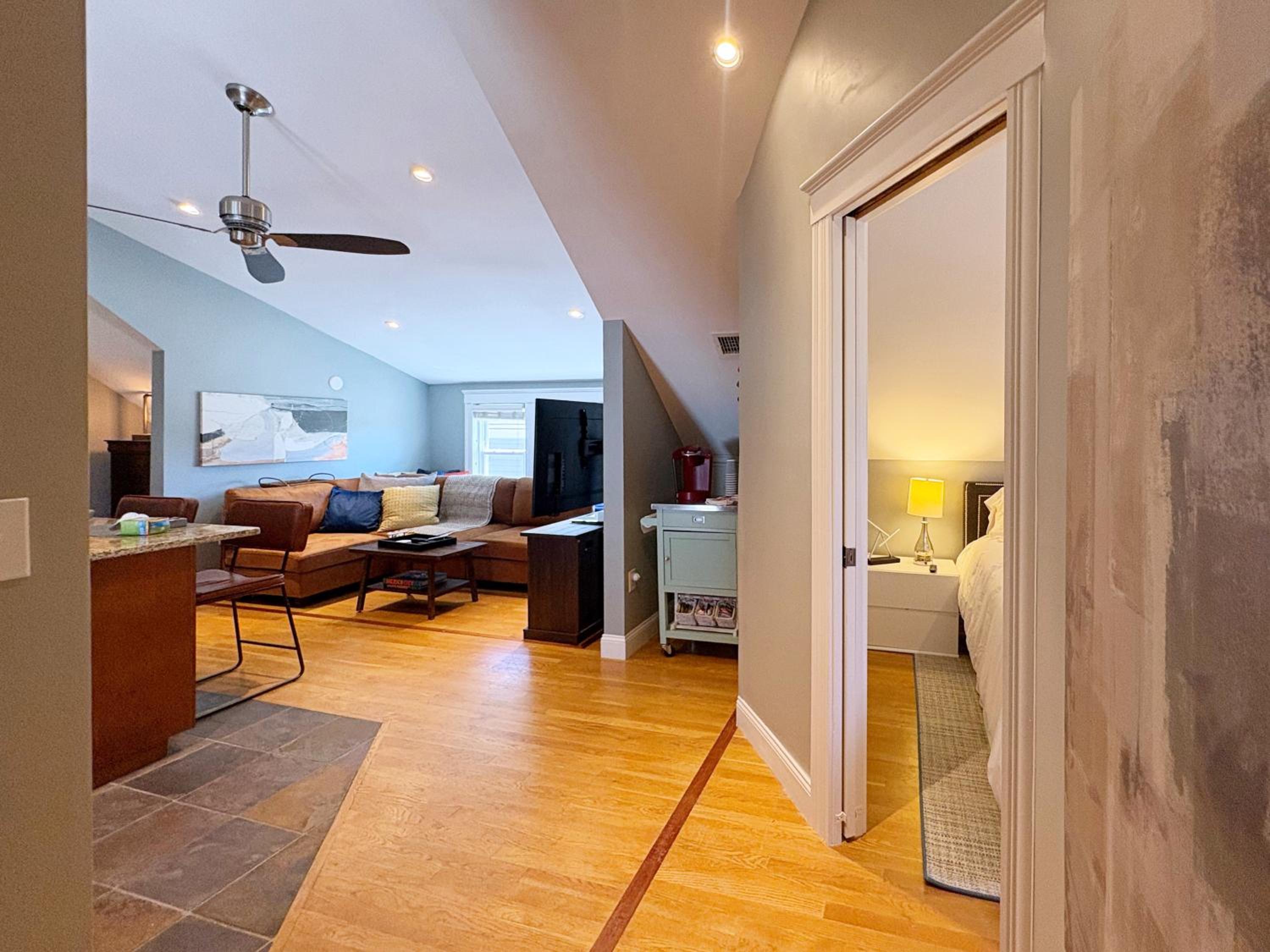Top-floor, 2-Bedroom Balcony near Red Line