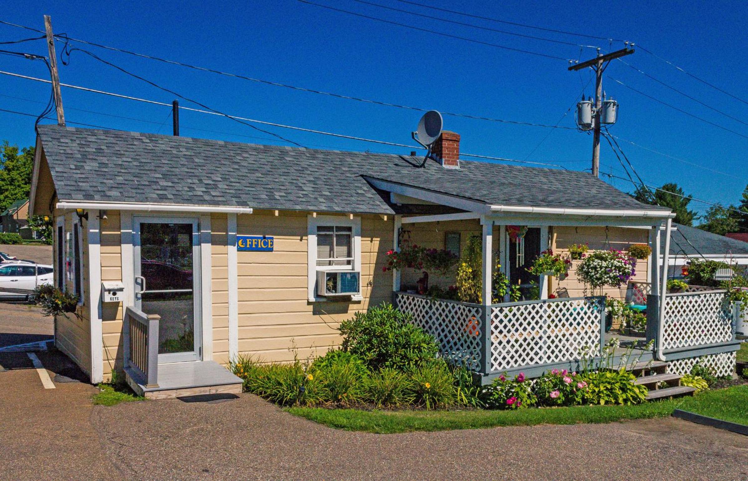 Half Moon Motel & Cottages