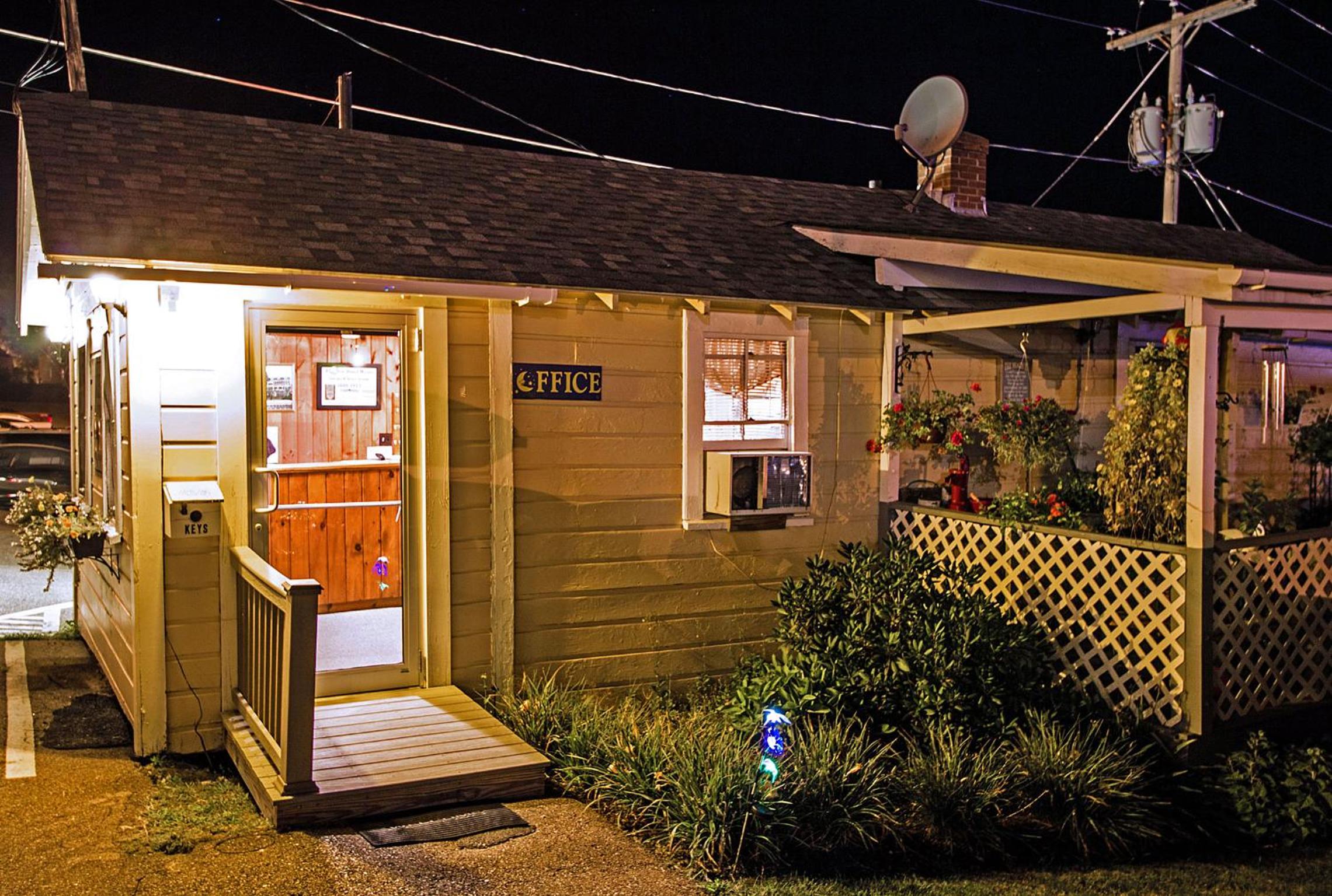Half Moon Motel & Cottages