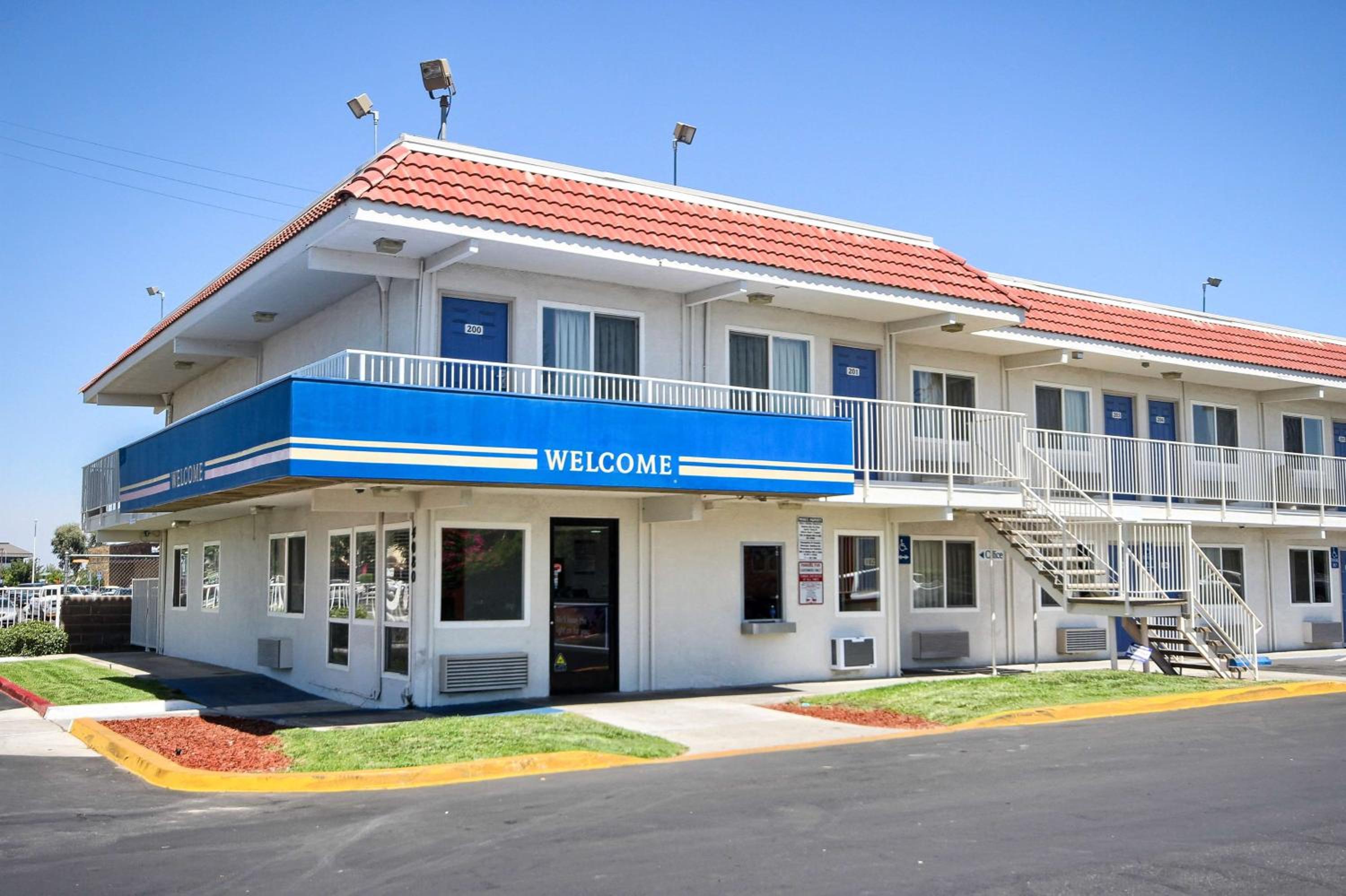 Hotel Motel 6-Fresno, CA - Blackstone South - Image 1