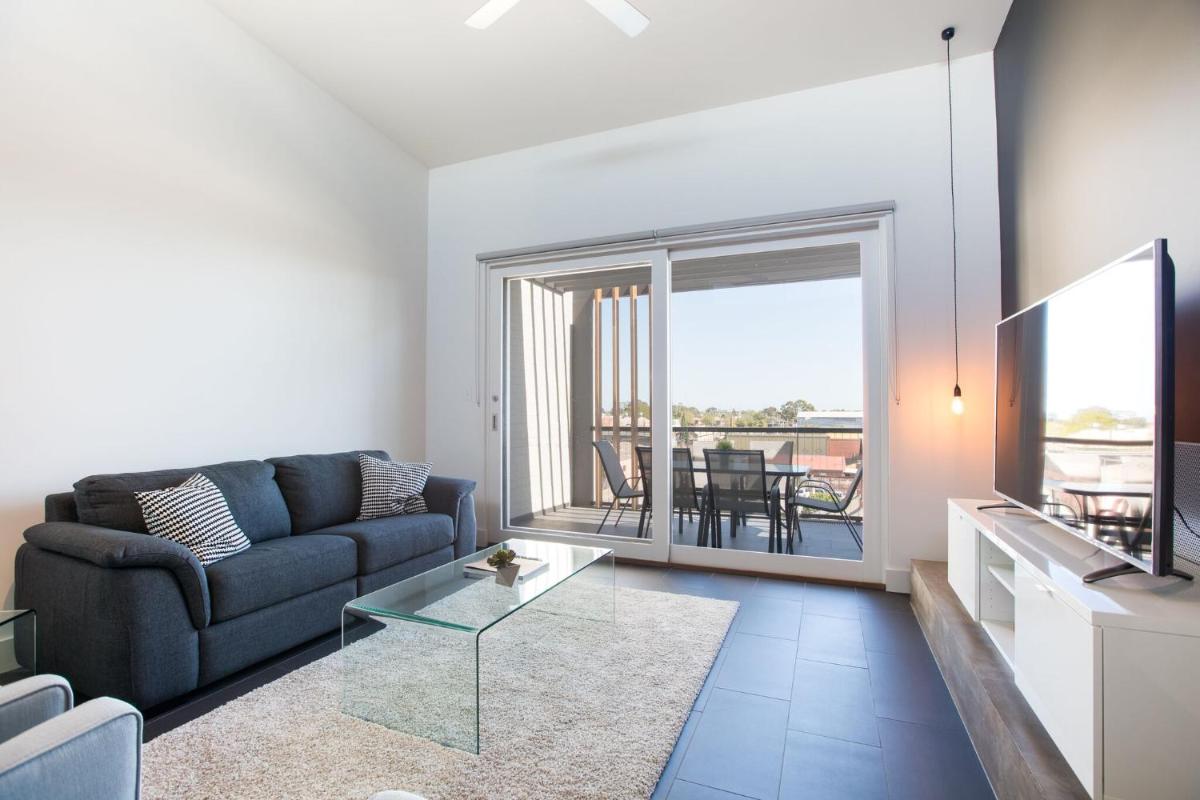Magnificent Apartment + FREE car park near CBD view 3