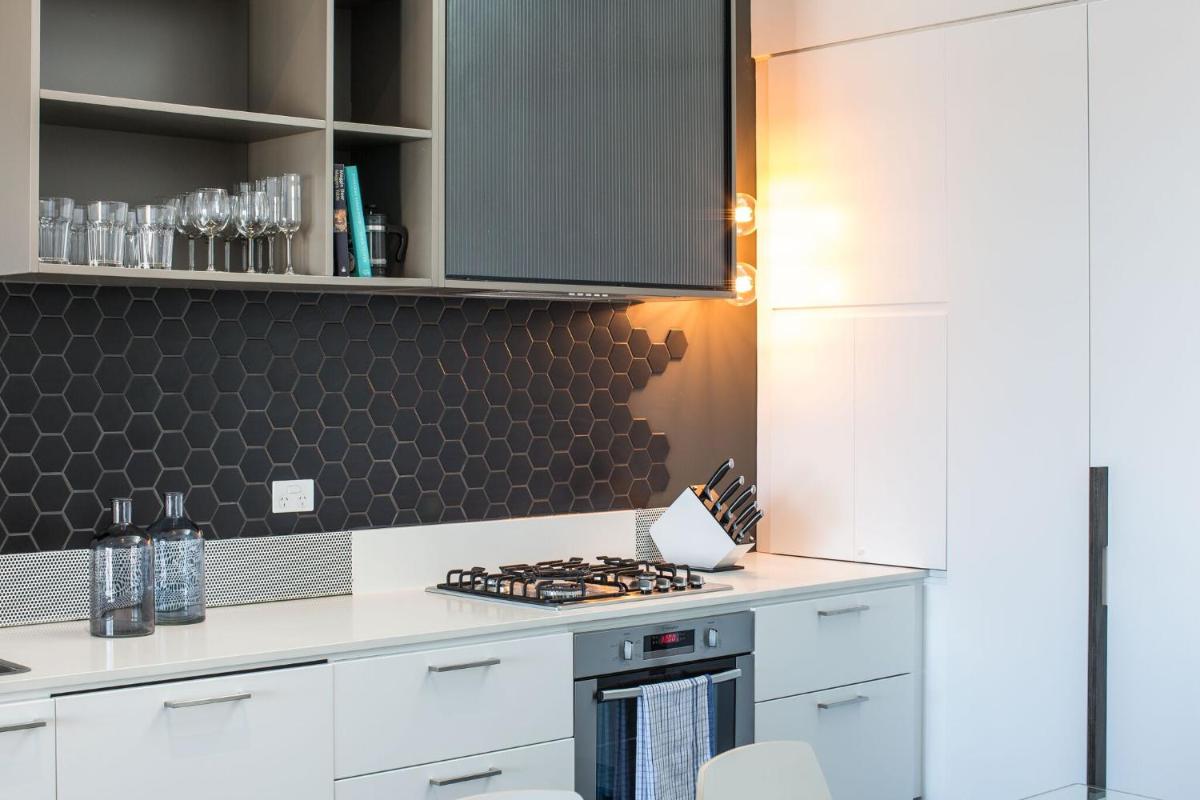 Magnificent Apartment + FREE car park near CBD view 5