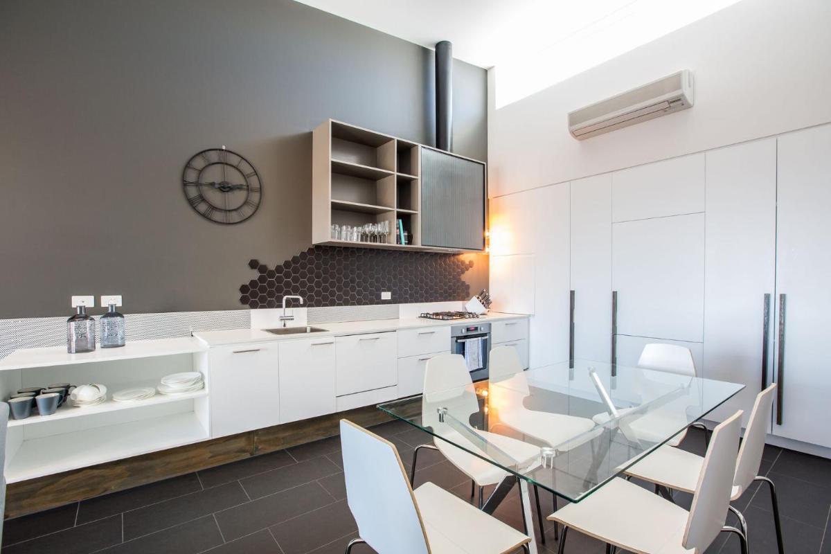 Magnificent Apartment + FREE car park near CBD view 4