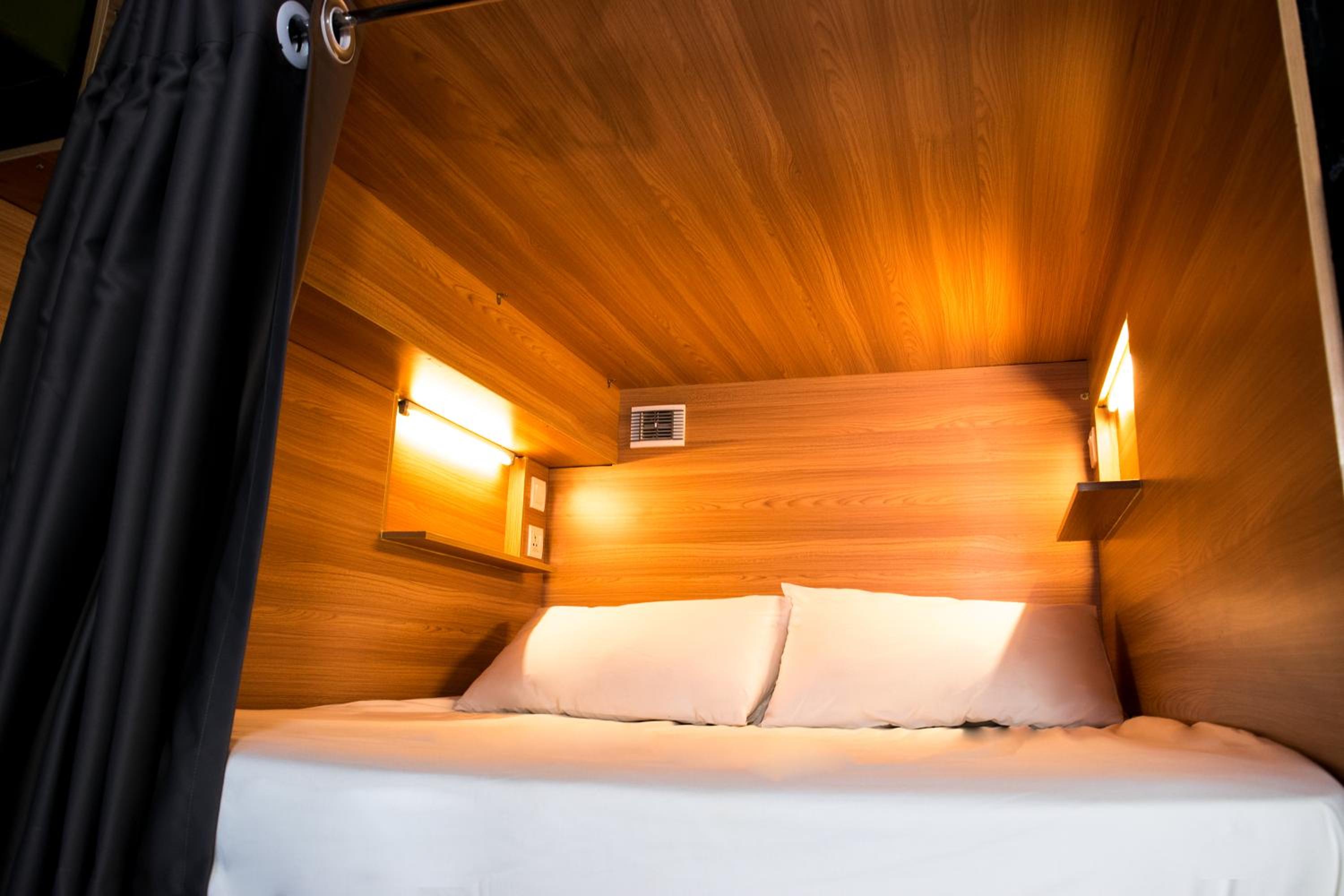 Chinatown Hostel by Mingle - Rooftop Private Jacuzzi with Bar