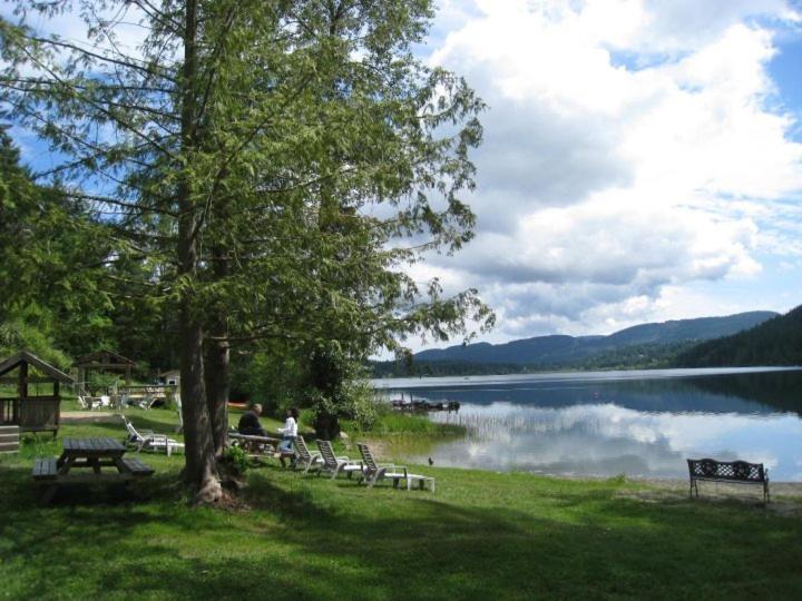 Green Acres Lakeside Resort Salt Spring Island - Image 1