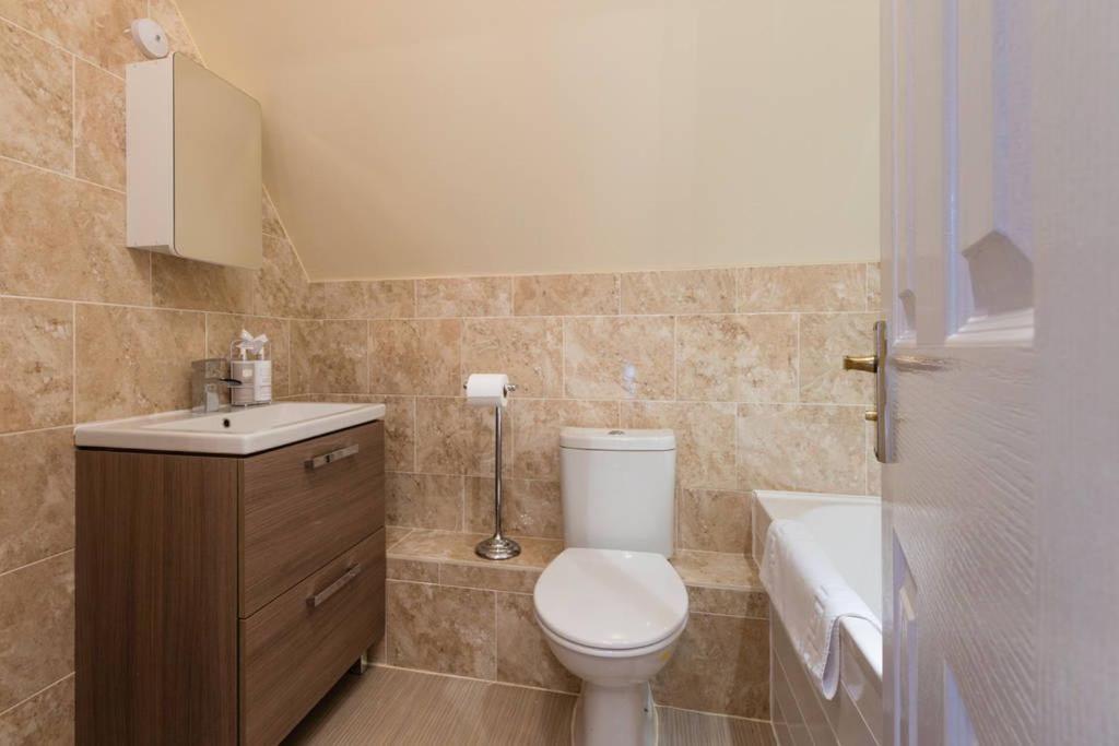 Luxury 3 Bed Home by the Lake view 2