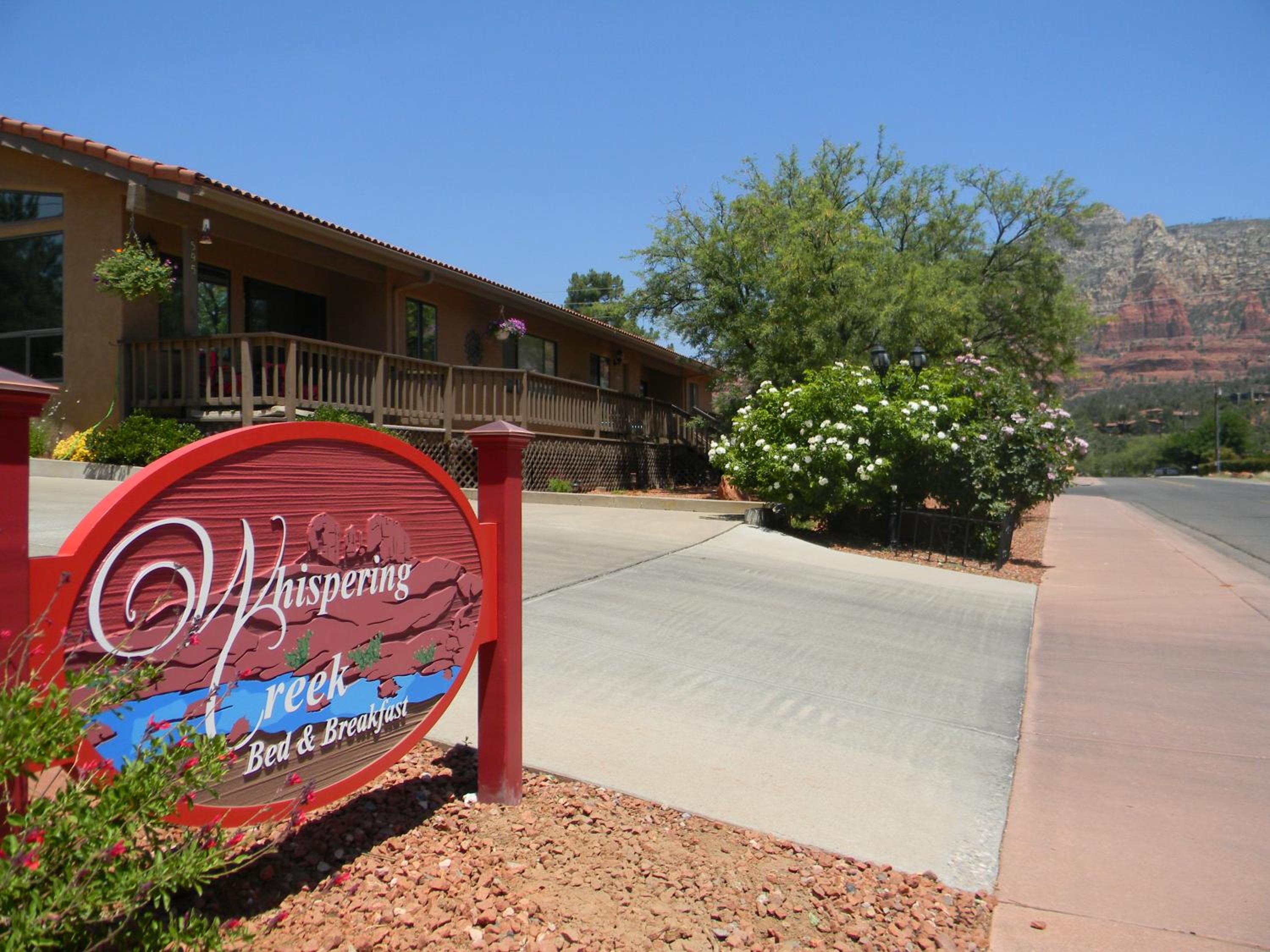 Hotel Whispering Creek Bed & Breakfast - Image 1