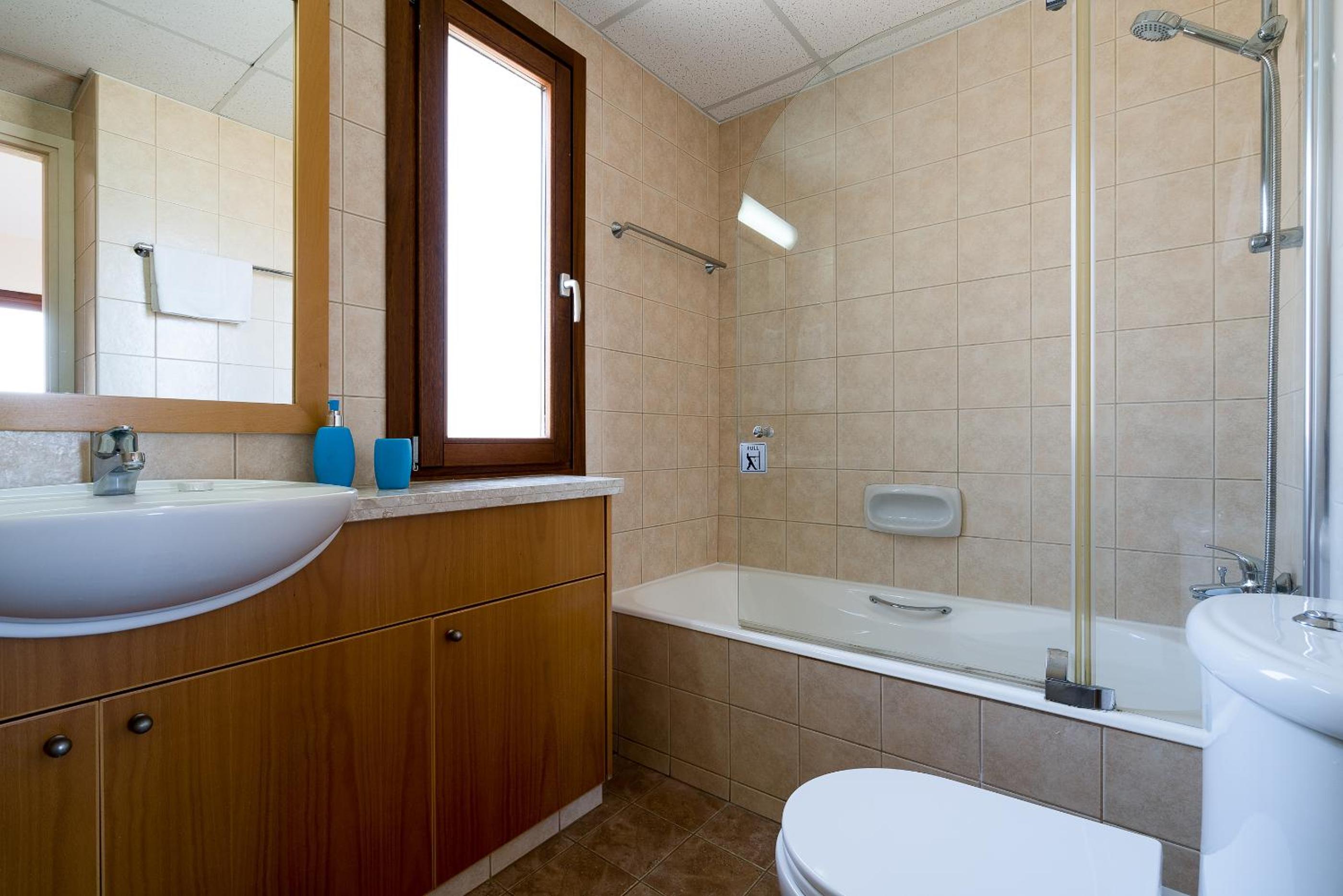 2 bedroom Villa Kornos with private pool and golf views, Aphrodite Hills Resort