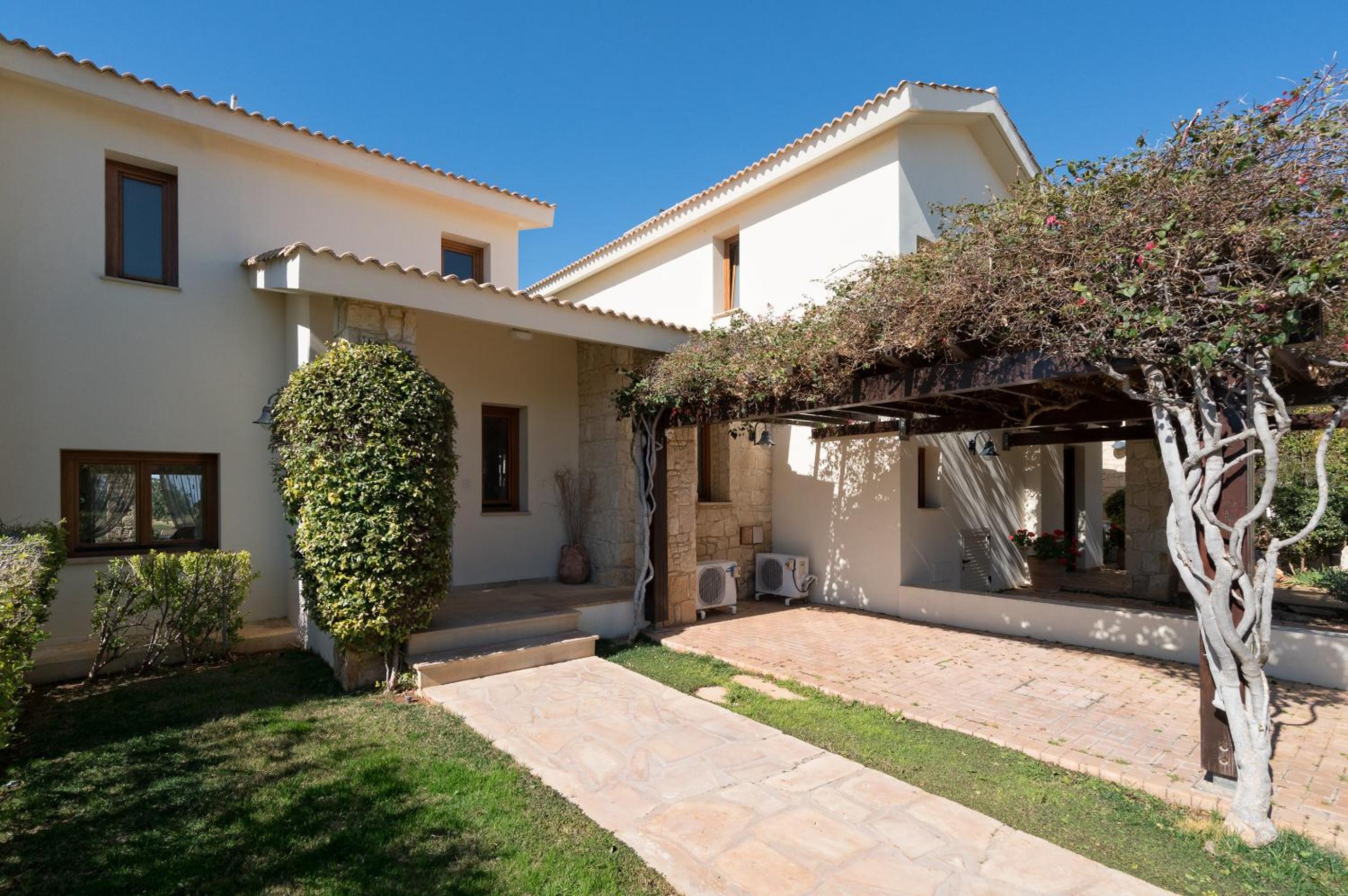 2 bedroom Villa Kornos with private pool and golf views, Aphrodite Hills Resort