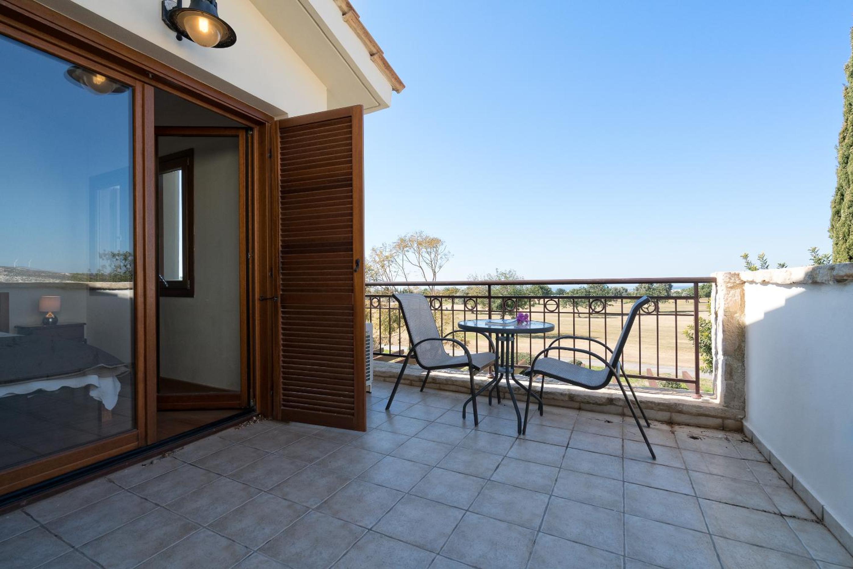 2 bedroom Villa Kornos with private pool and golf views, Aphrodite Hills Resort