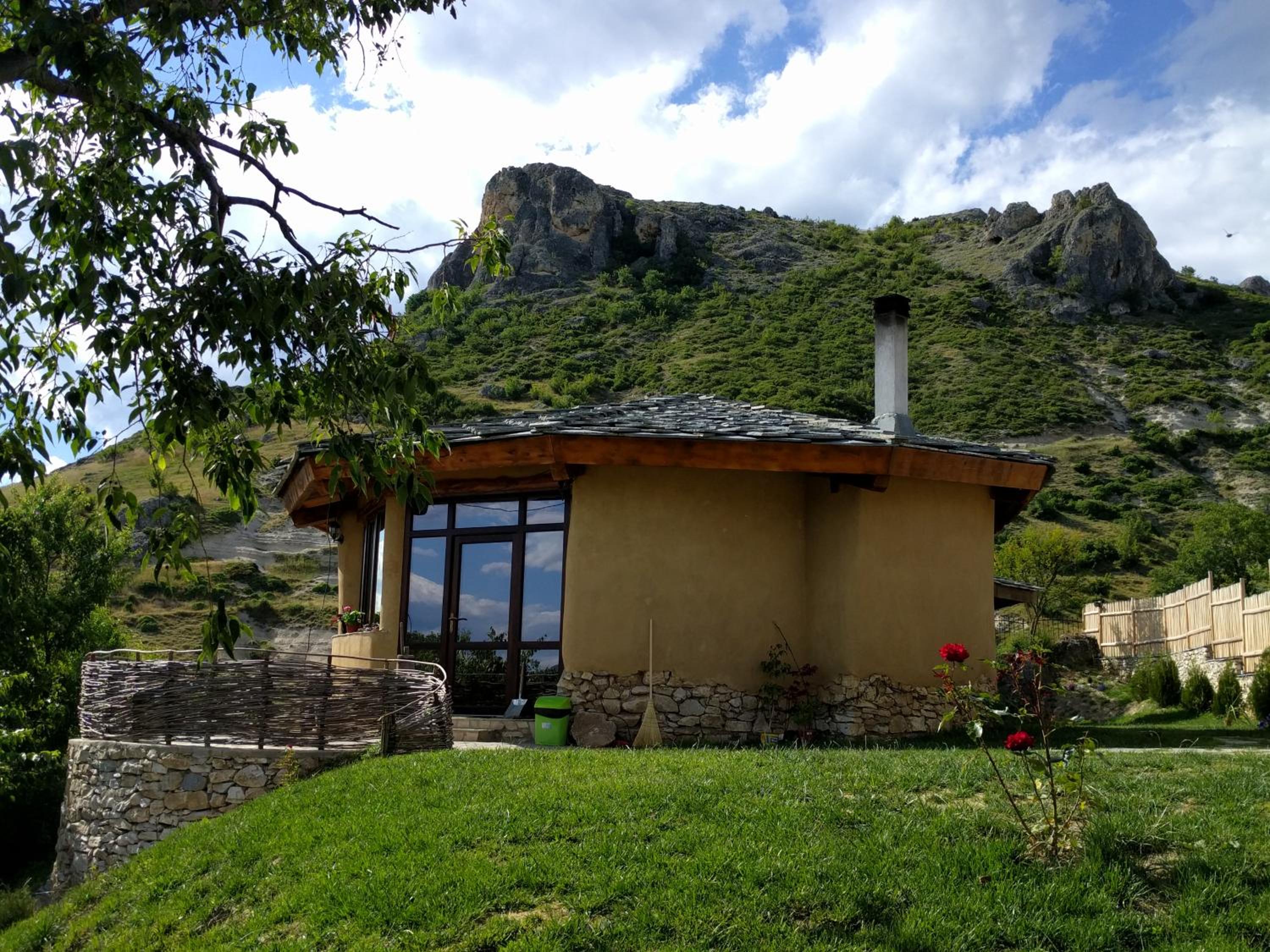 Eco Village Under the Cliffs