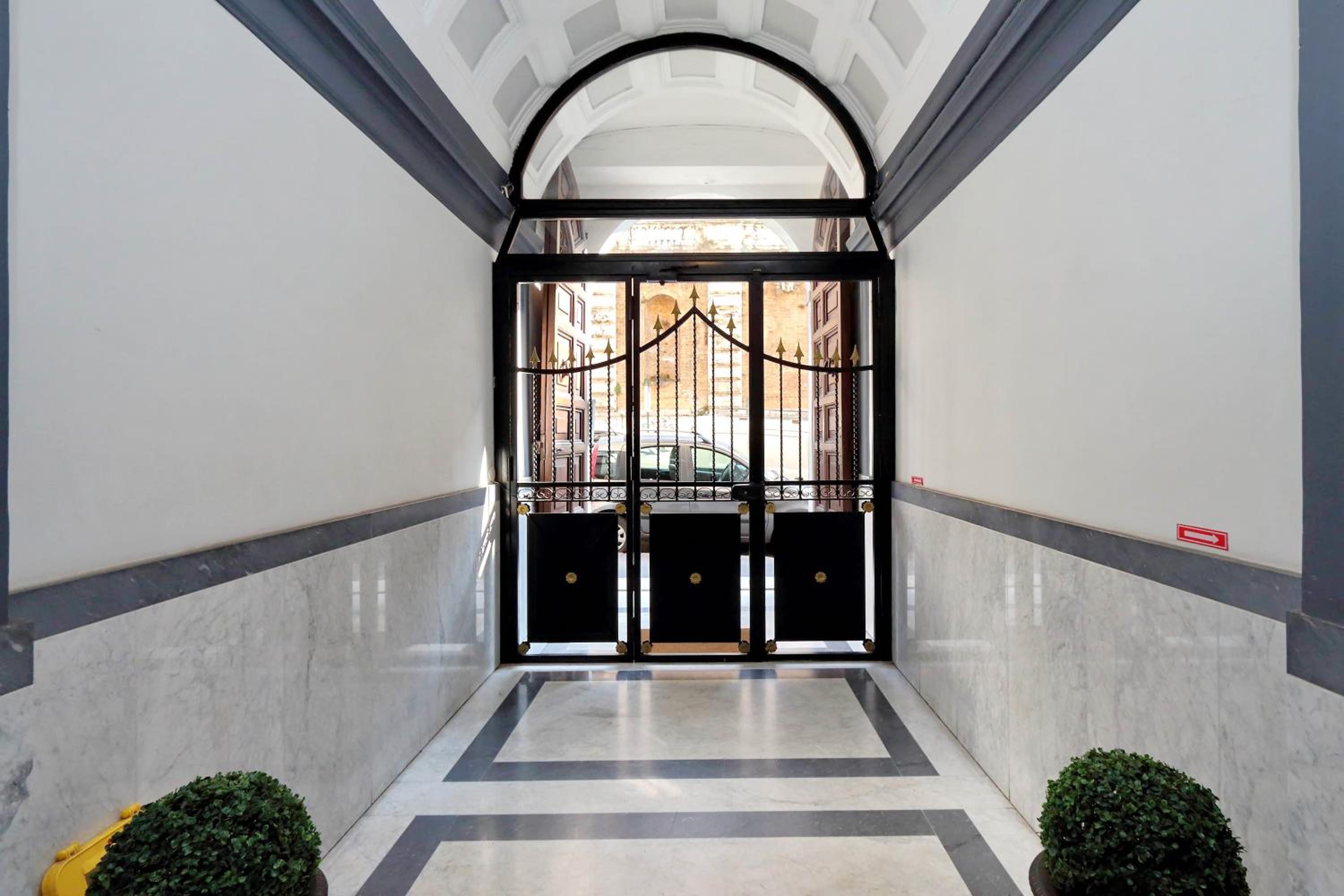 Cozy Apartment Fabia 300 mt from Colosseum