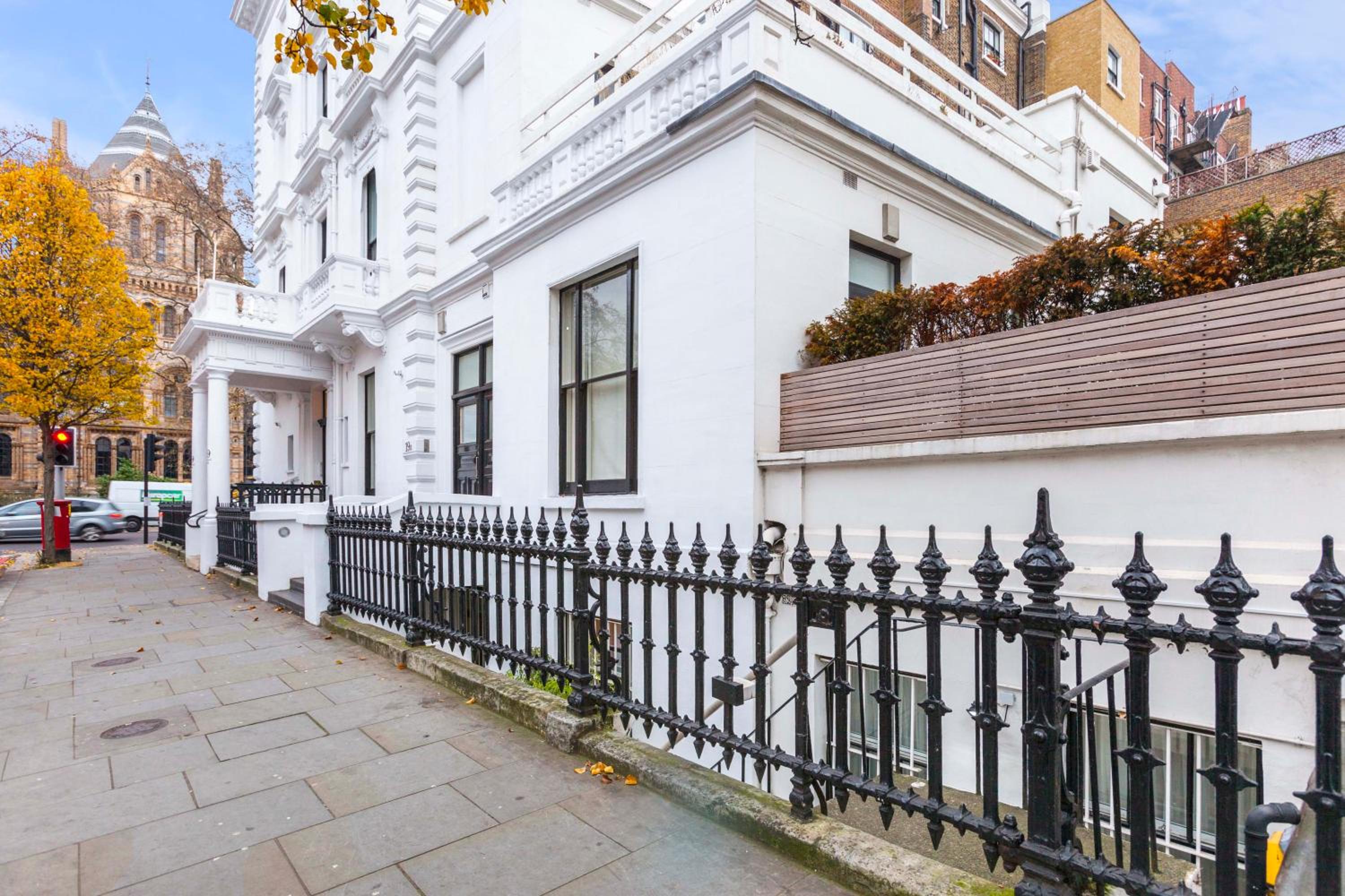 South Kensington Apartment x4, London
