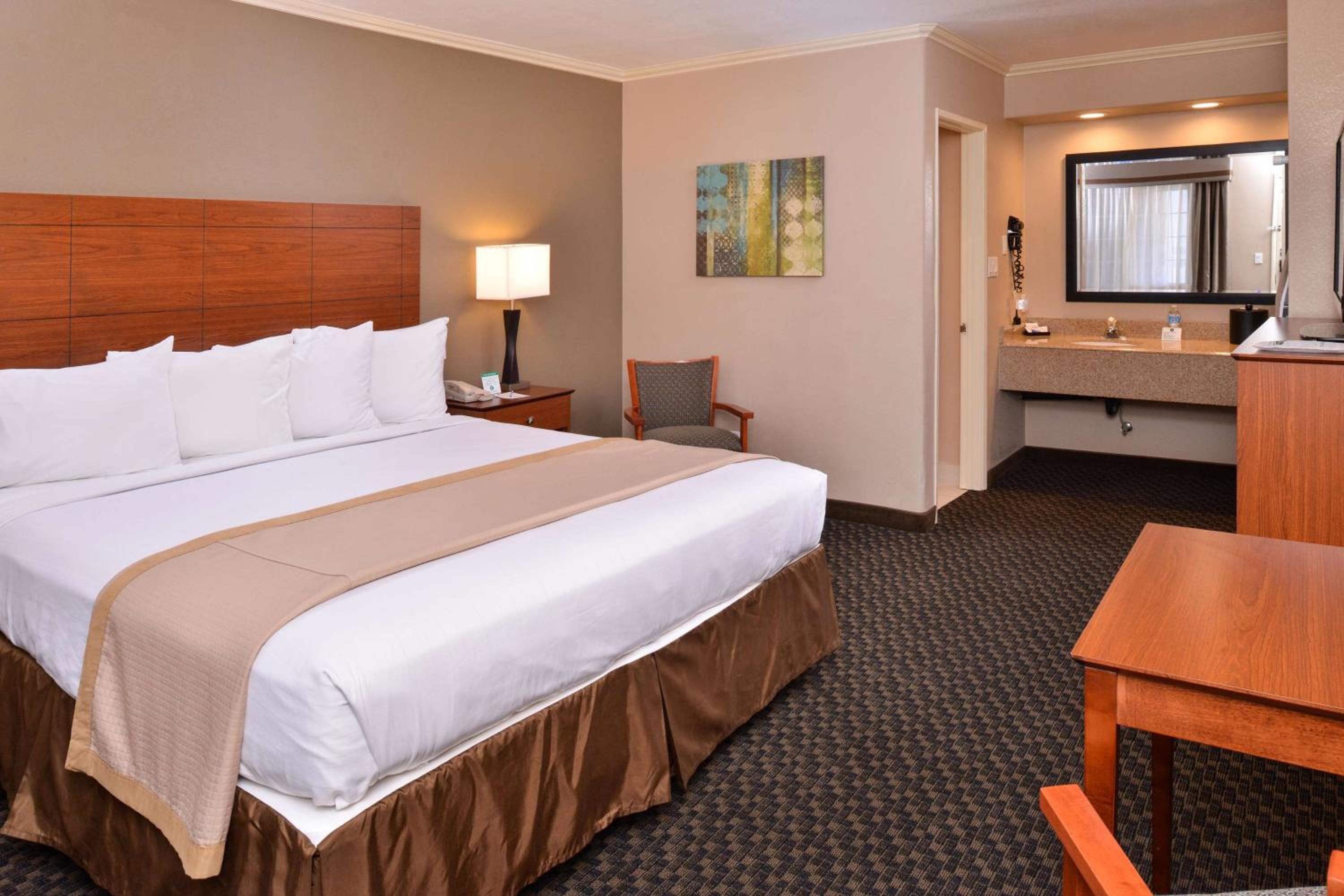 Oxnard Vacations - Best Western Oxnard Inn - Property Image 44