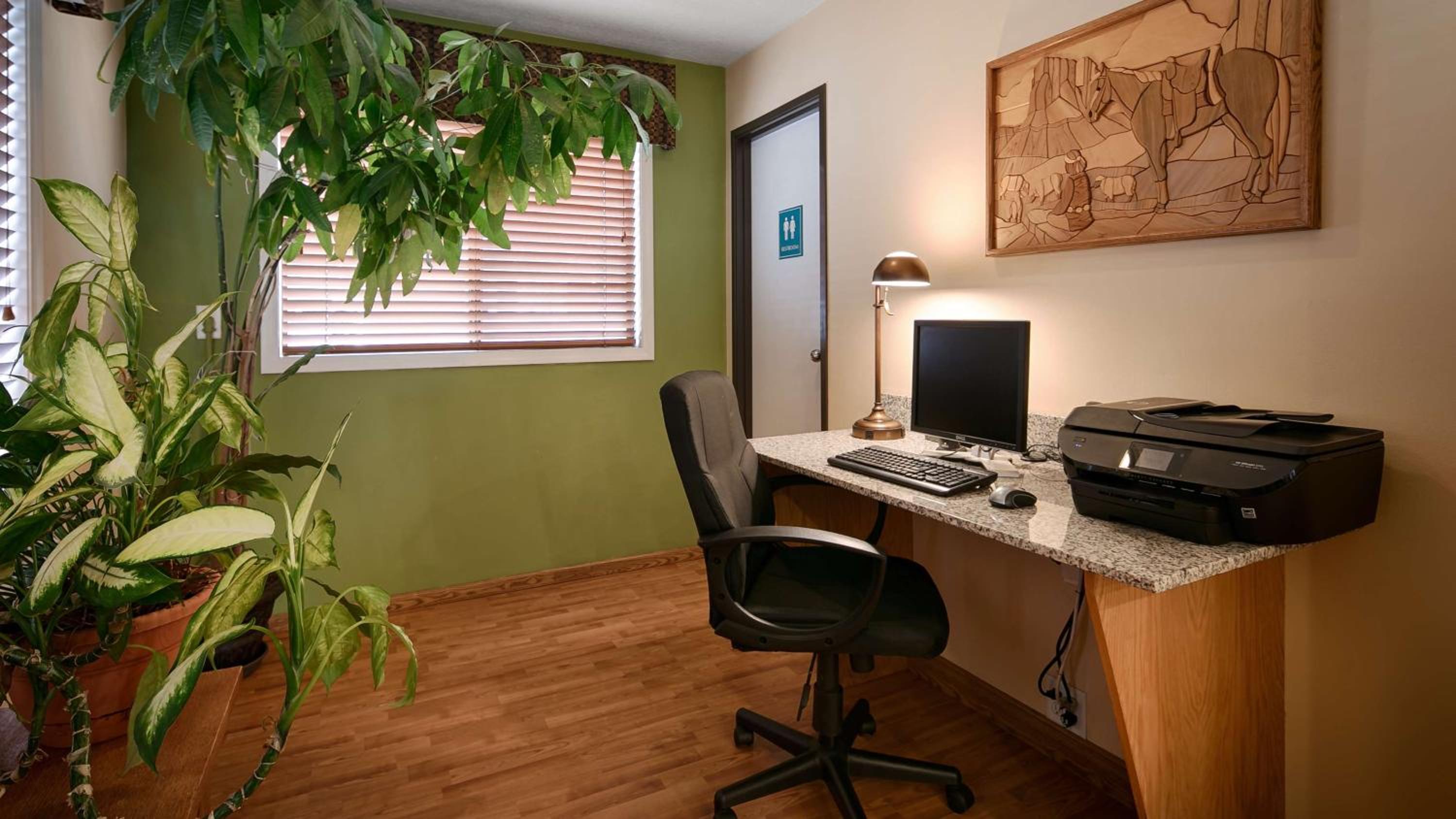 Oakridge Inn & Suites