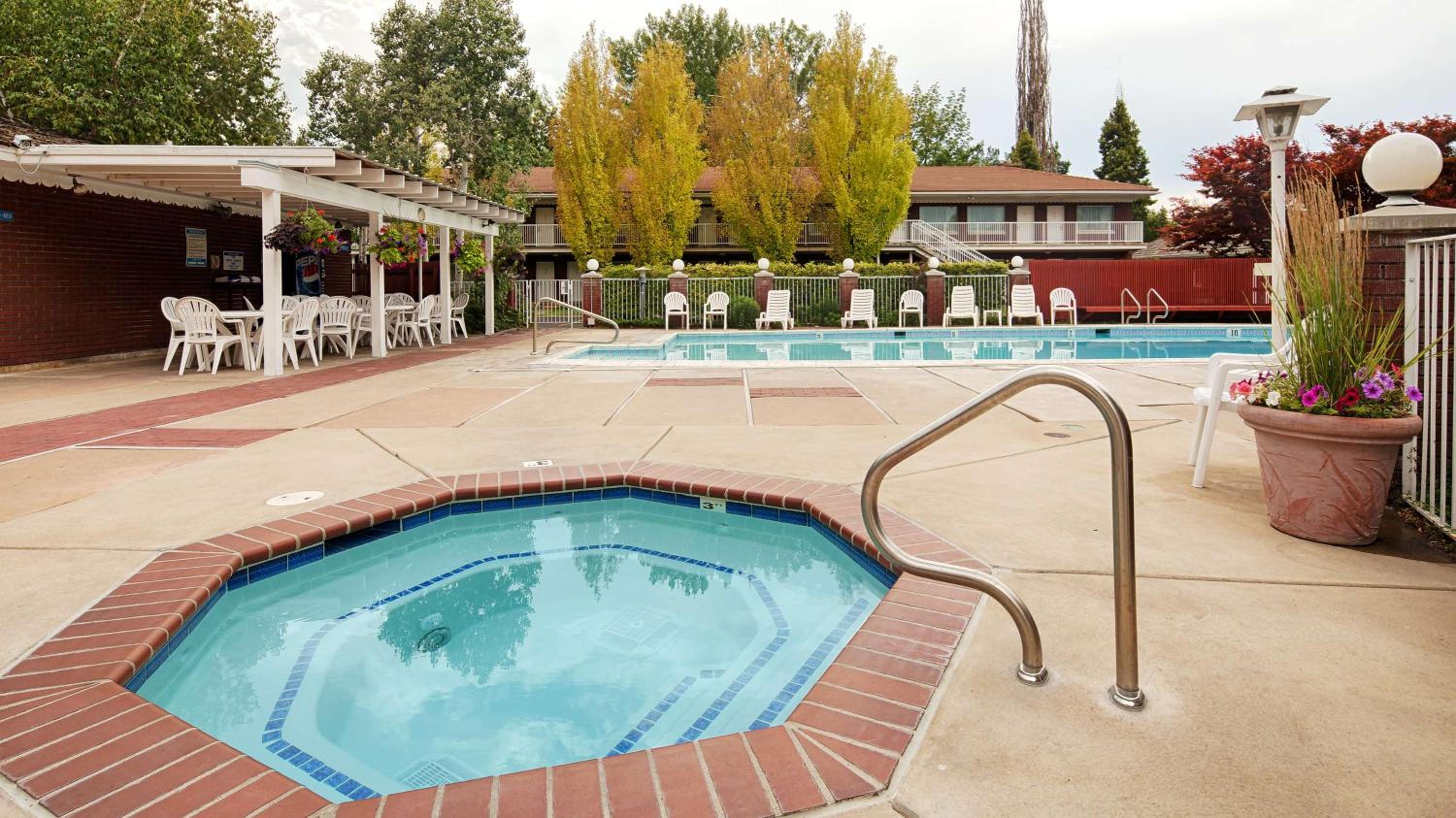 Logan Vacations - Baugh Motel, SureStay Collection by Best Western - Property Image 7