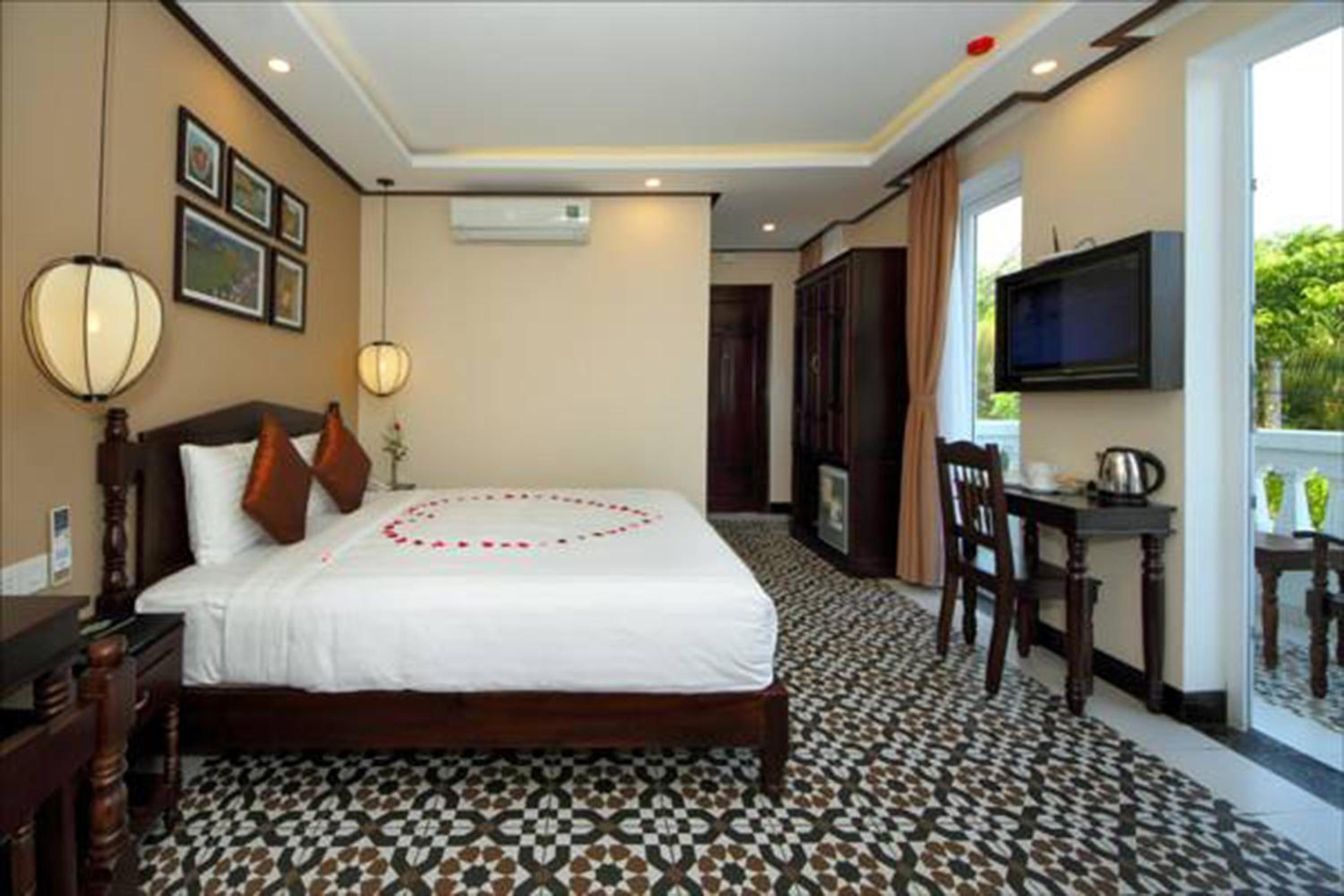 Golden Bell Backpacker Hotel & Pool Bar