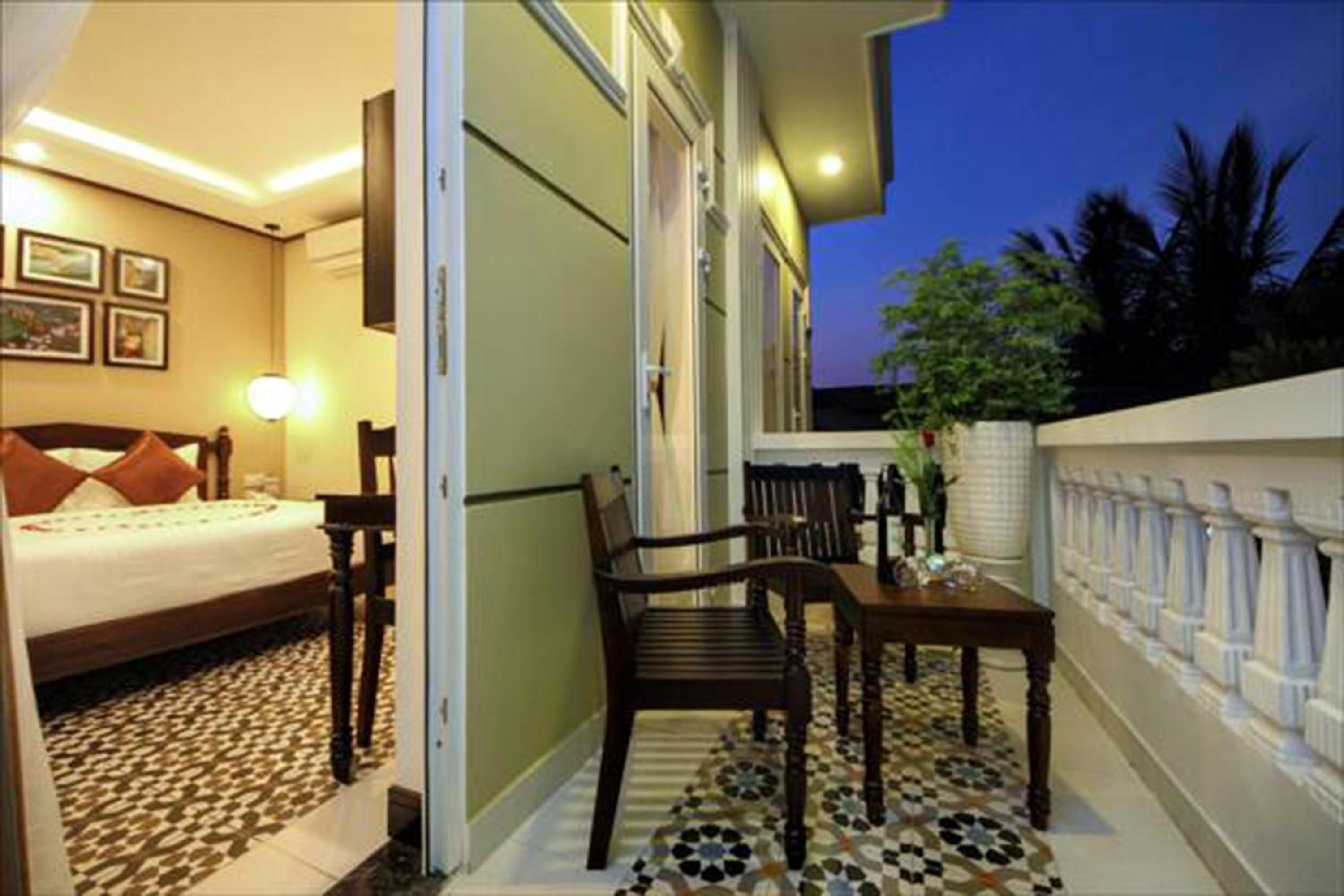 Golden Bell Backpacker Hotel & Pool Bar