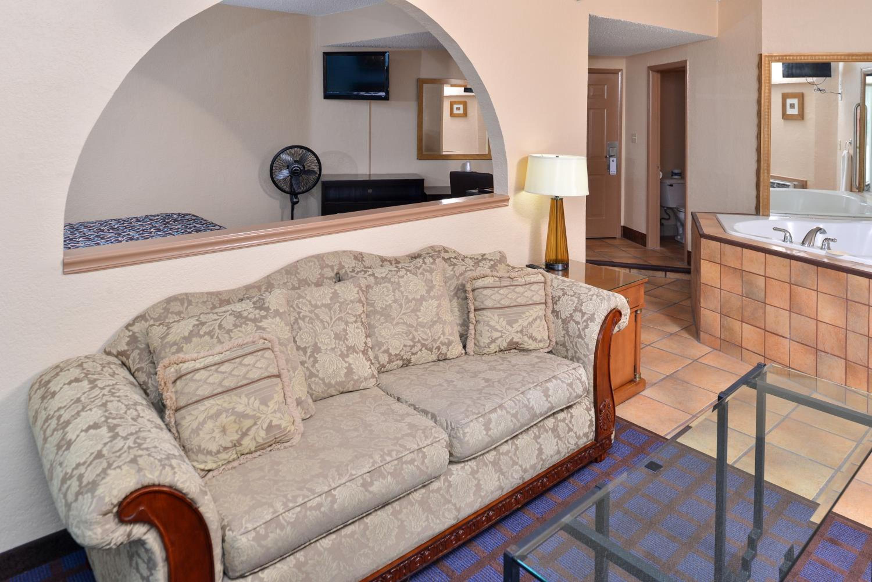 Economy Inn Ardmore view 2