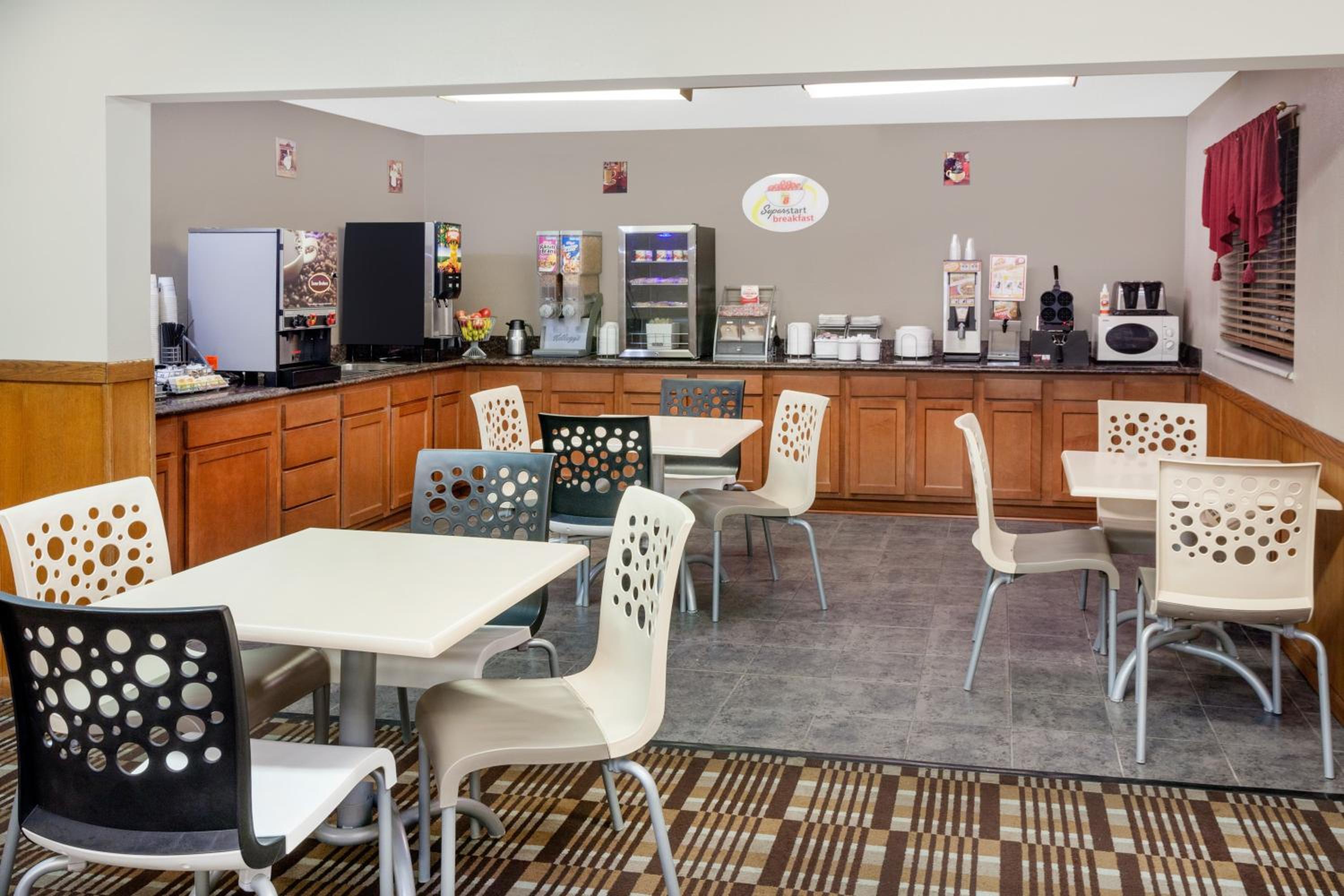 Super 8 by Wyndham Muscatine - Property Image 3