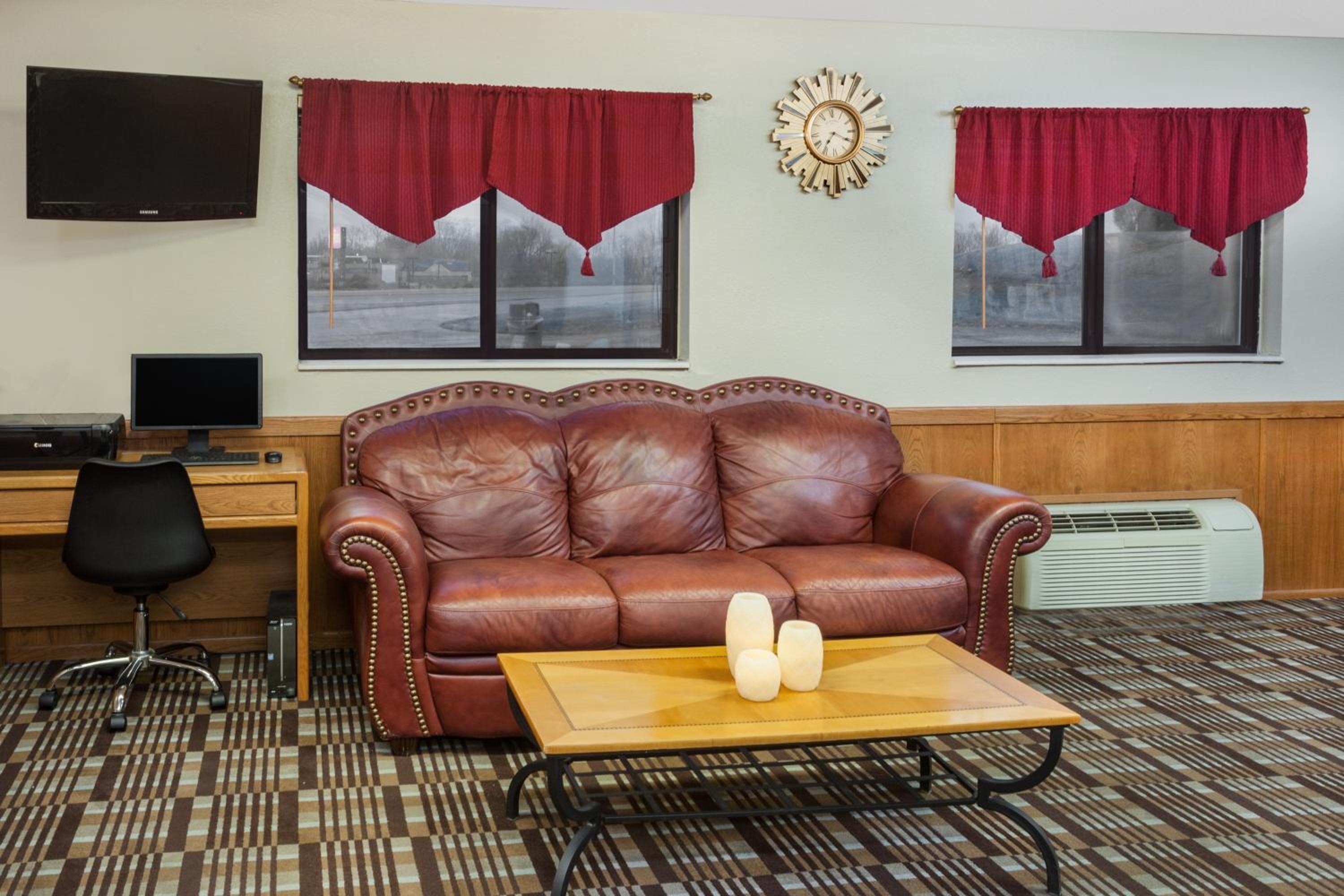 Super 8 by Wyndham Muscatine - Property Image 9
