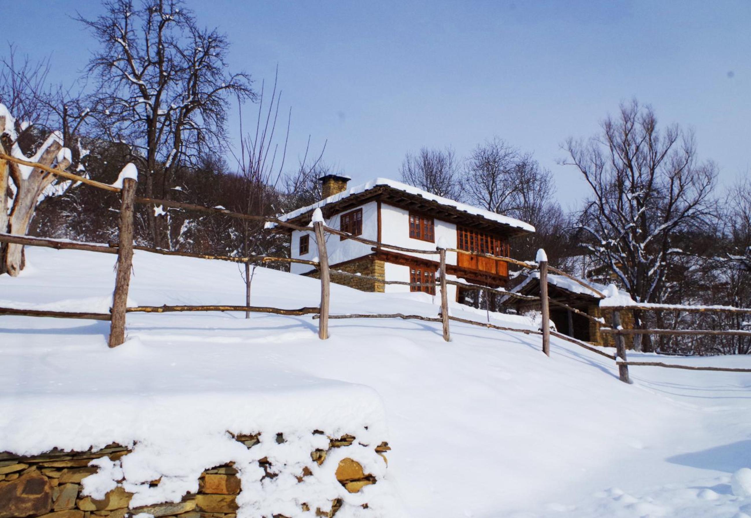 Authentic House with Stunning Mountain View - Karashka