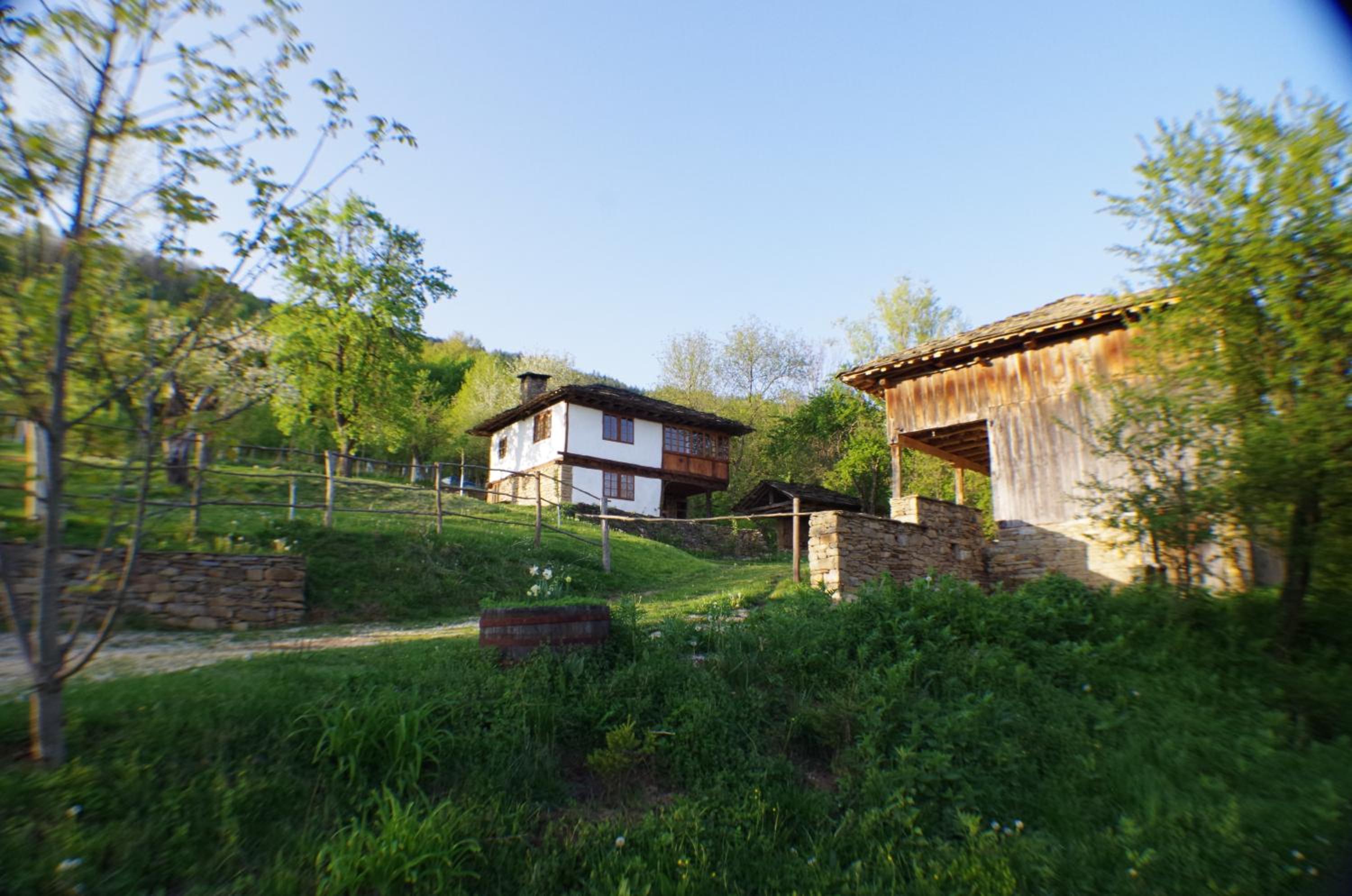 Authentic House with Stunning Mountain View - Karashka