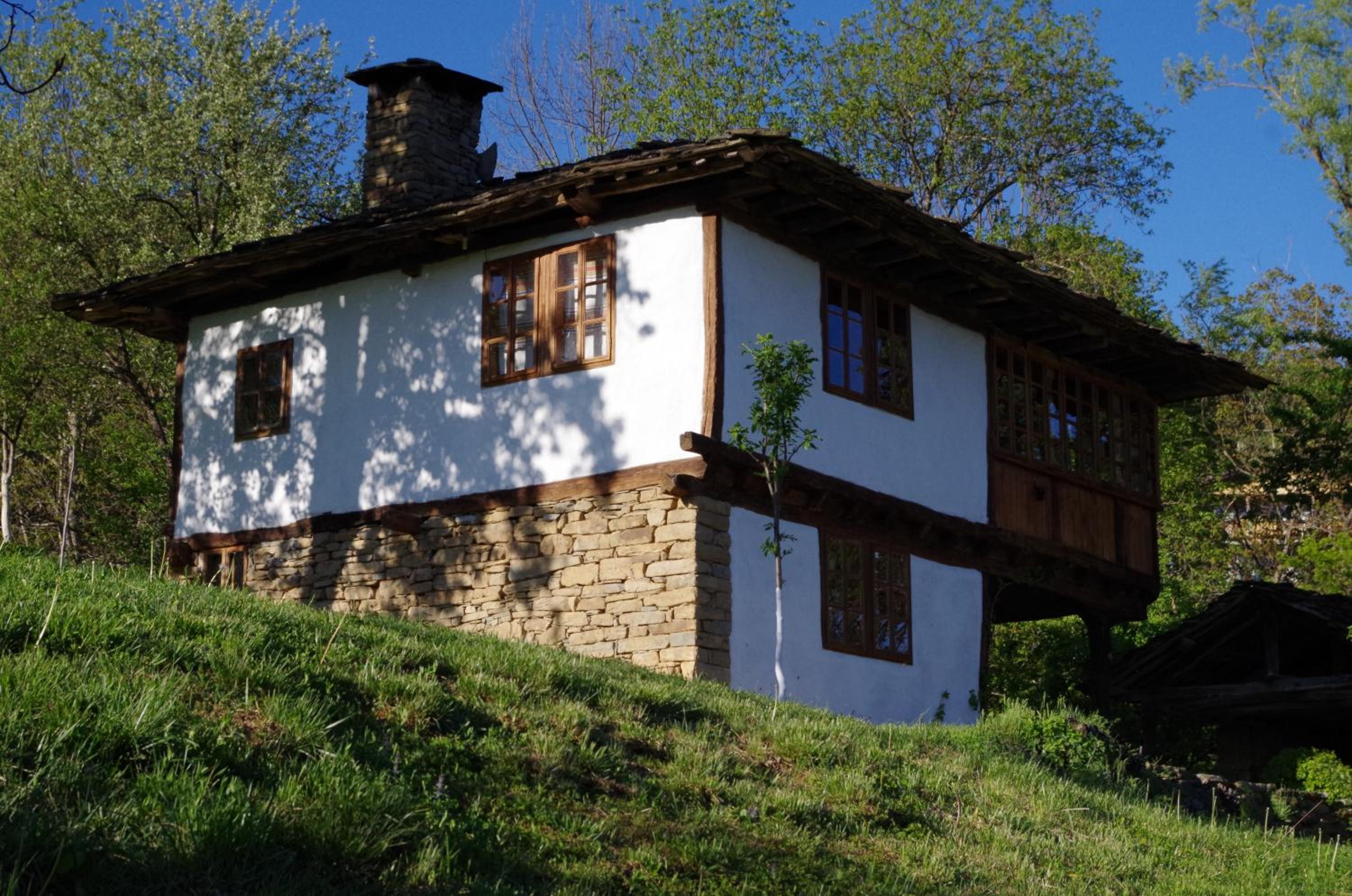 Authentic House with Stunning Mountain View - Karashka